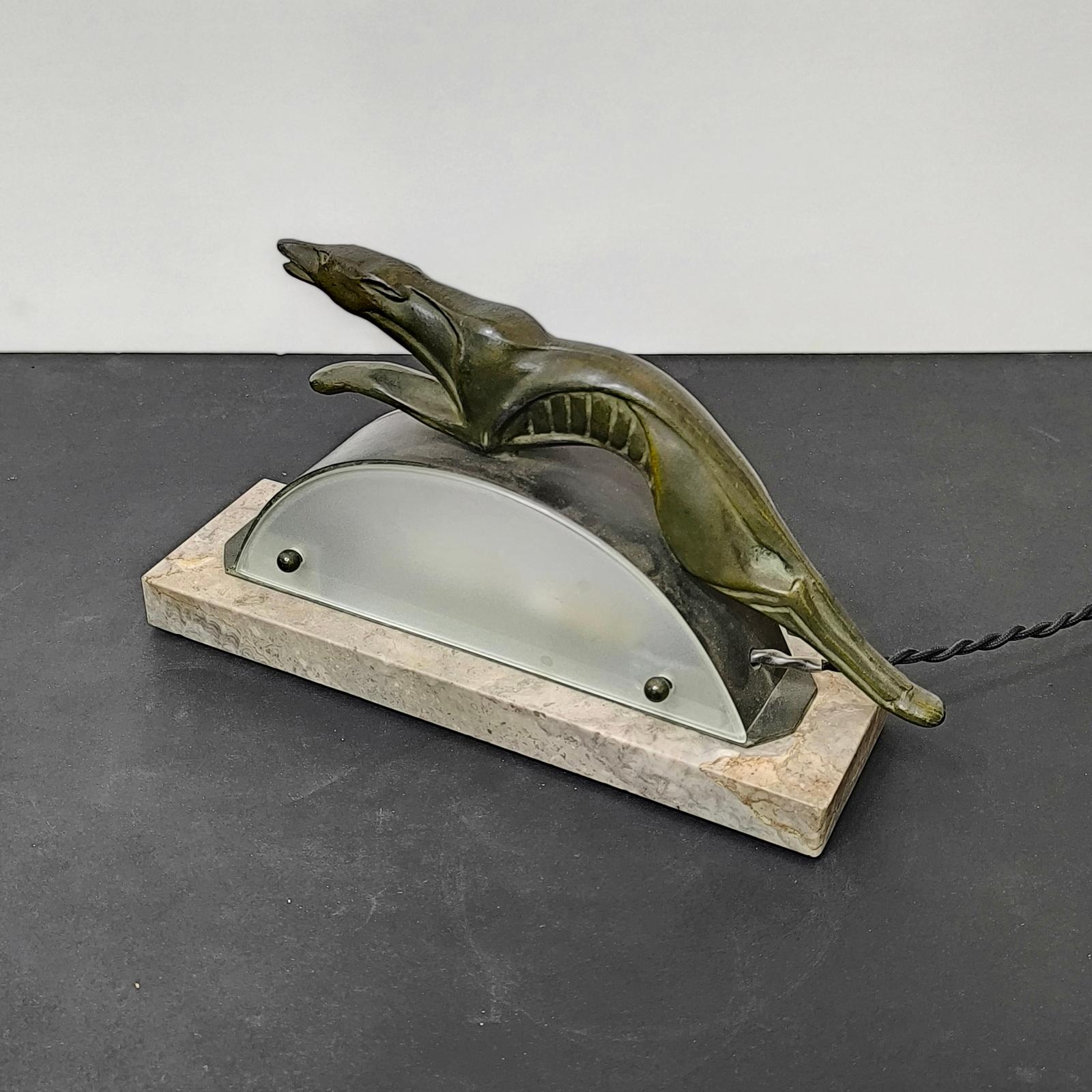 Rara lámpara de sobremesa Art Déco de bronce patinado Regula Leaping Greyhound, Francia Años 30 en venta 3