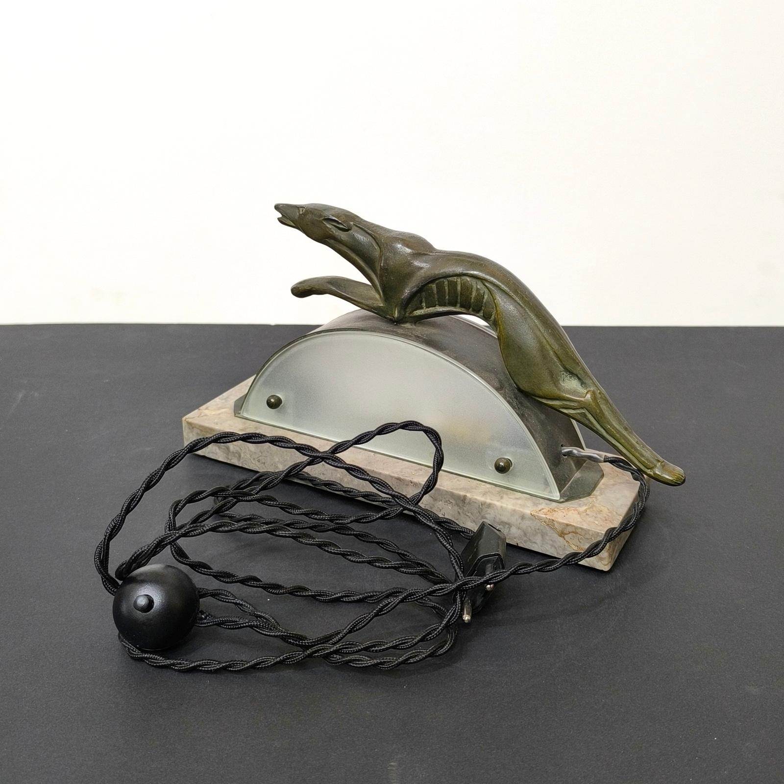 Rara lámpara de sobremesa Art Déco de bronce patinado Regula Leaping Greyhound, Francia Años 30 en venta 5