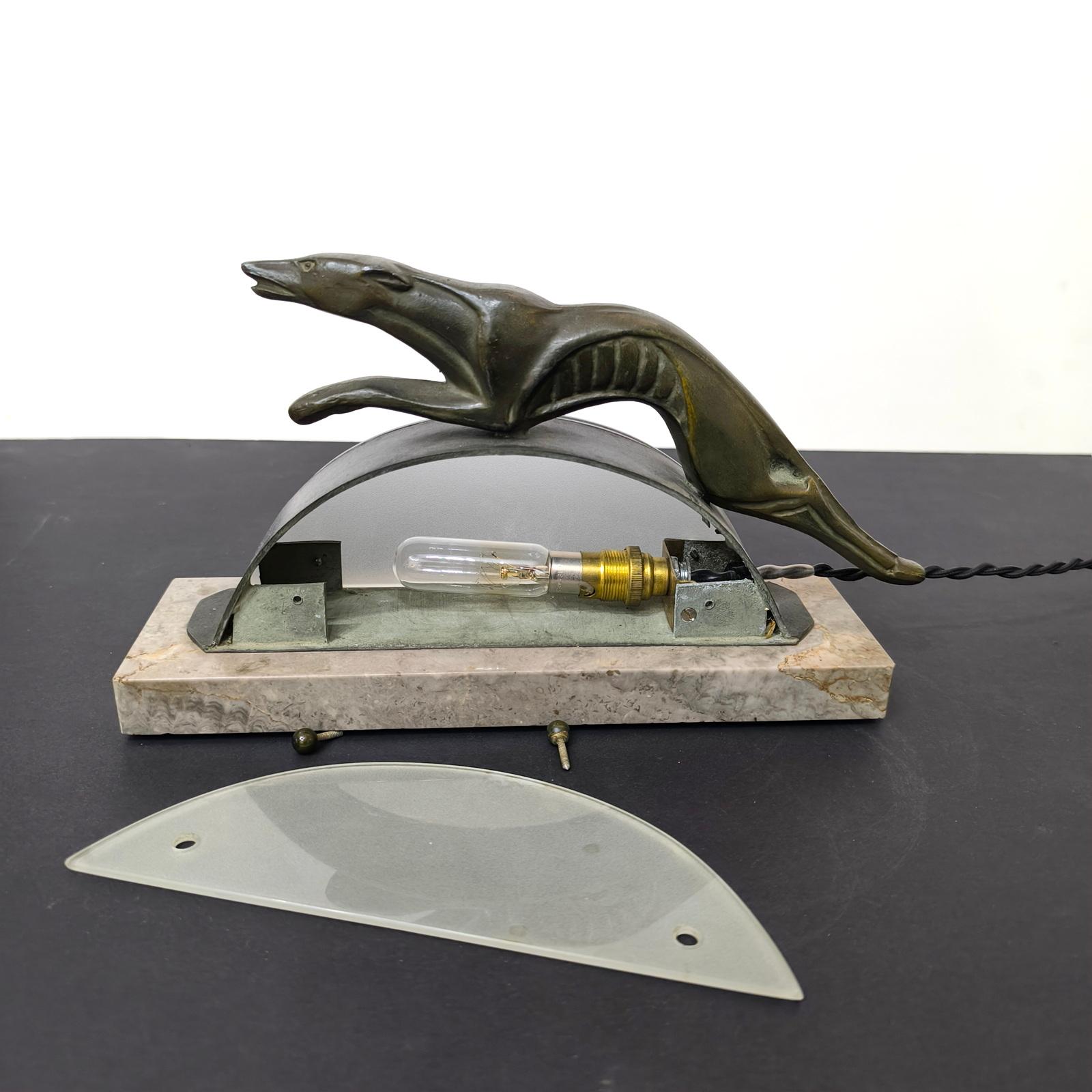 Rara lámpara de sobremesa Art Déco de bronce patinado Regula Leaping Greyhound, Francia Años 30 en venta 7