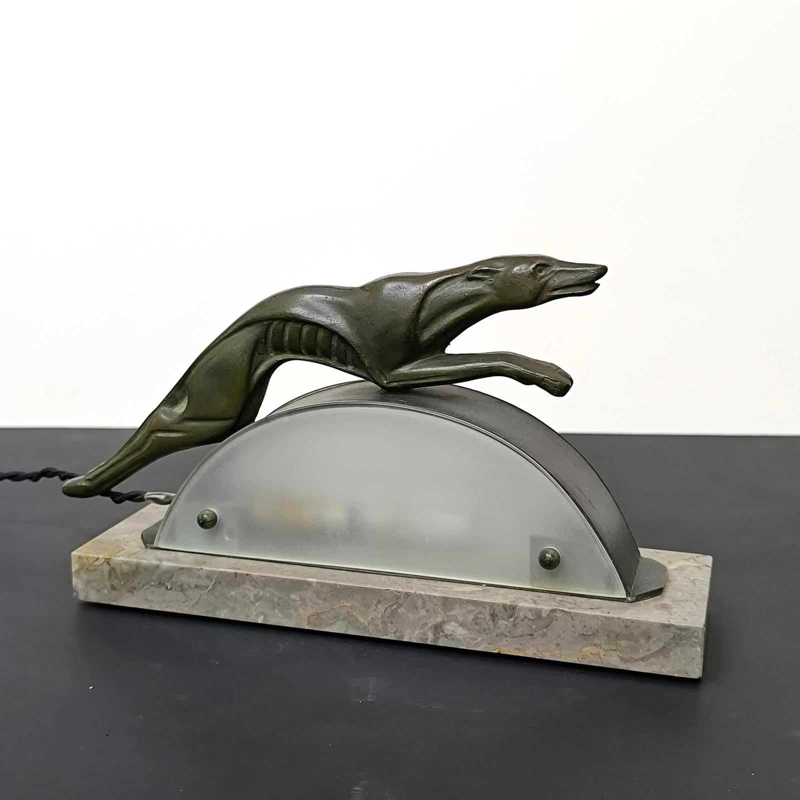 Rara lámpara de sobremesa Art Déco de bronce patinado Regula Leaping Greyhound, Francia Años 30 Art Decó en venta