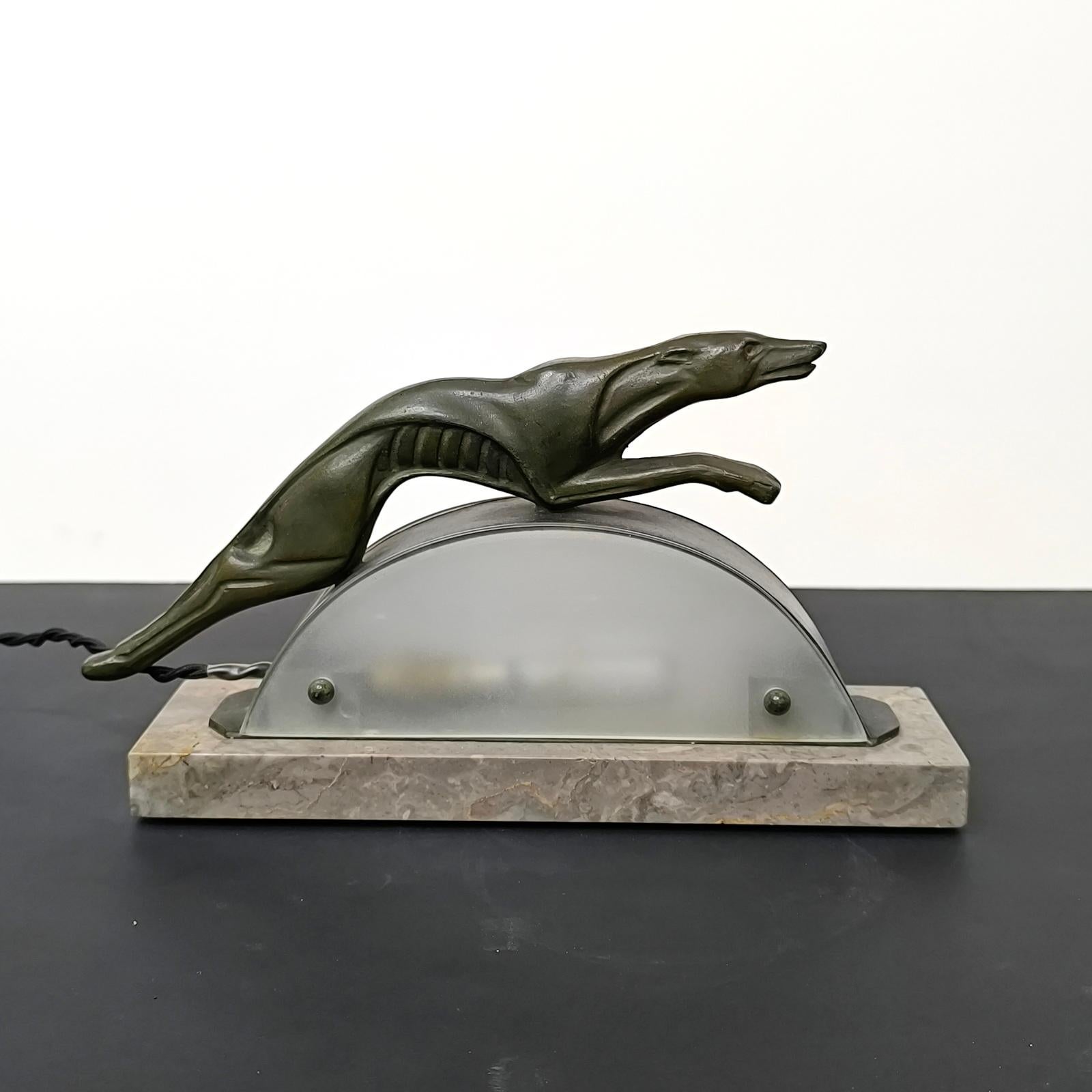 Rara lámpara de sobremesa Art Déco de bronce patinado Regula Leaping Greyhound, Francia Años 30 Francés en venta