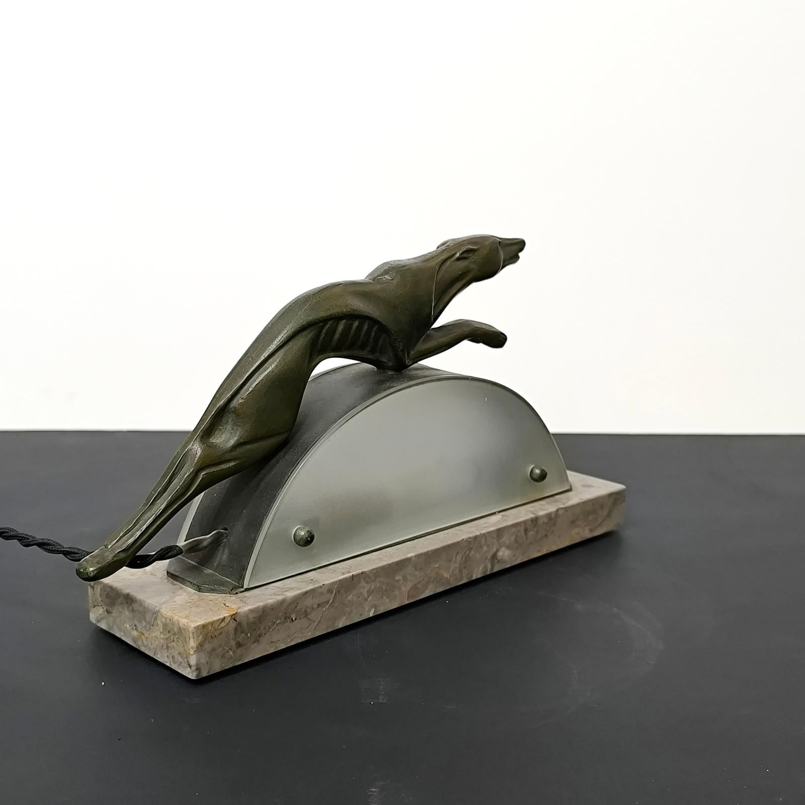 Rara lámpara de sobremesa Art Déco de bronce patinado Regula Leaping Greyhound, Francia Años 30 en Bueno estado para la venta en Bochum, NRW