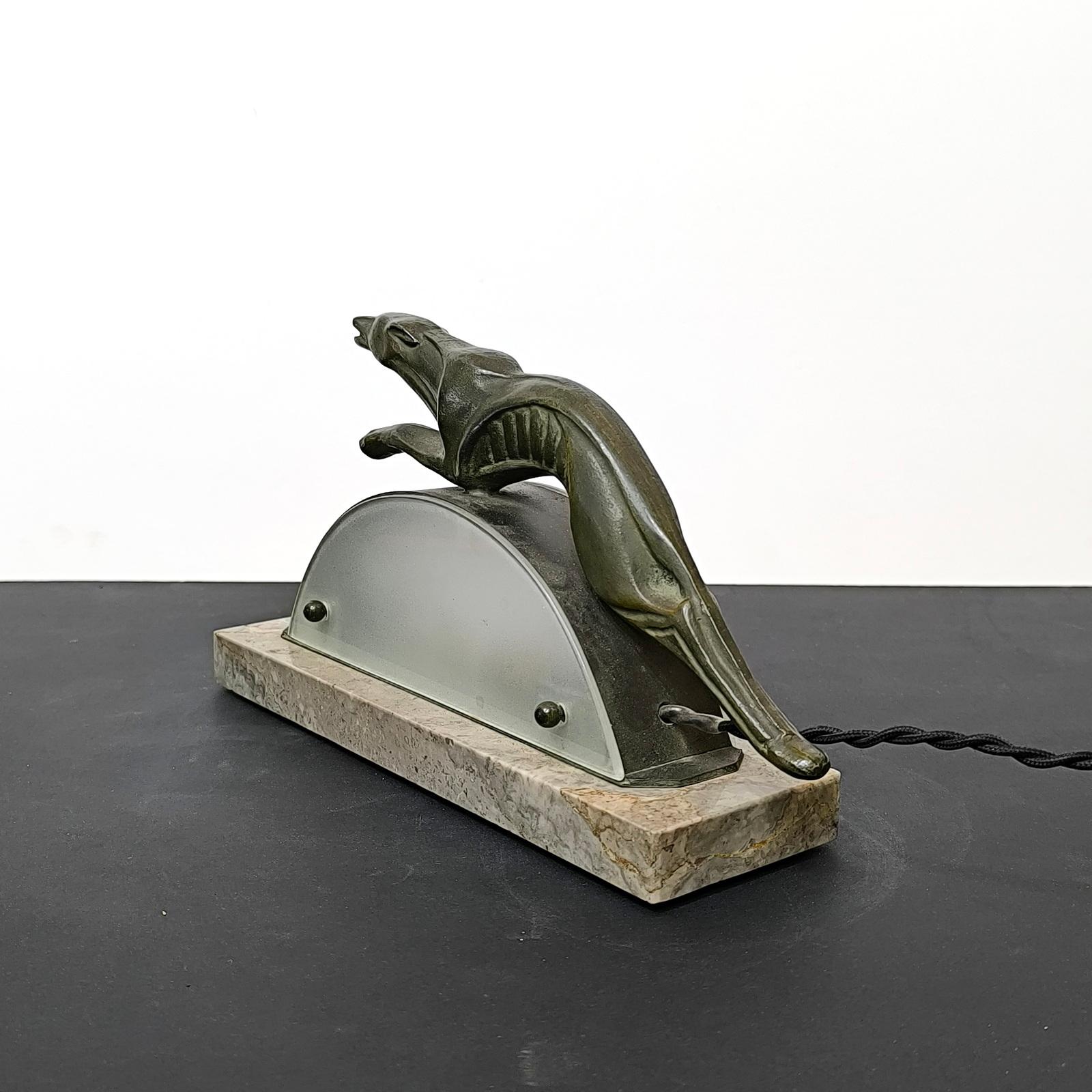 Rara lámpara de sobremesa Art Déco de bronce patinado Regula Leaping Greyhound, Francia Años 30 Spelter en venta