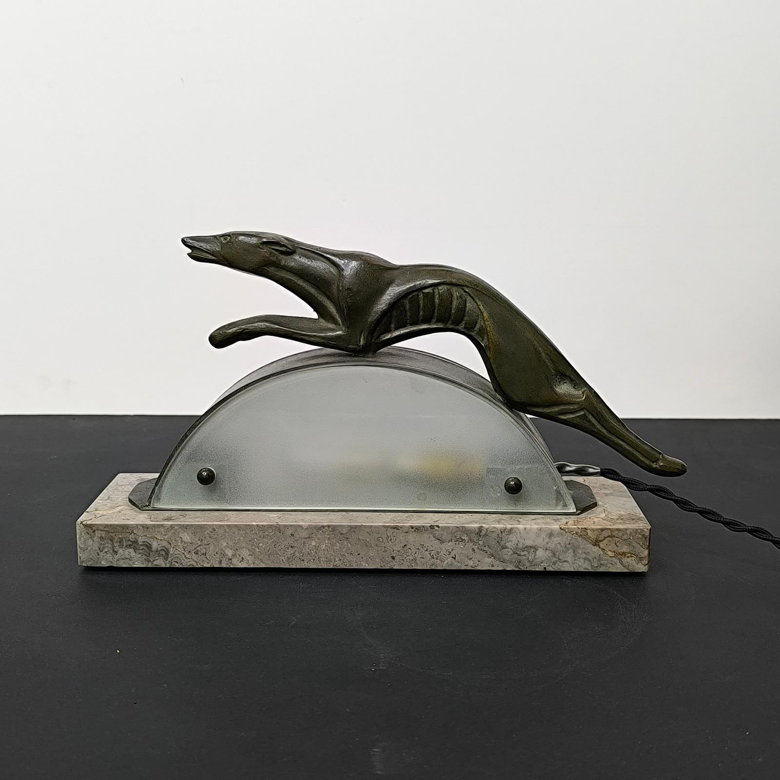Rara lámpara de sobremesa Art Déco de bronce patinado Regula Leaping Greyhound, Francia Años 30 en venta 1