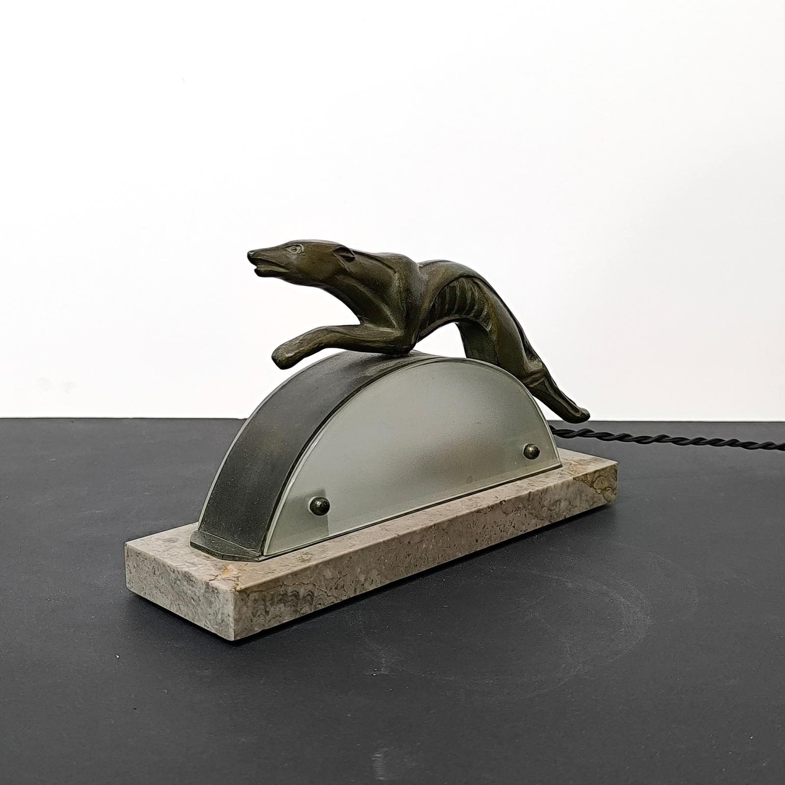 Rara lámpara de sobremesa Art Déco de bronce patinado Regula Leaping Greyhound, Francia Años 30 en venta 2