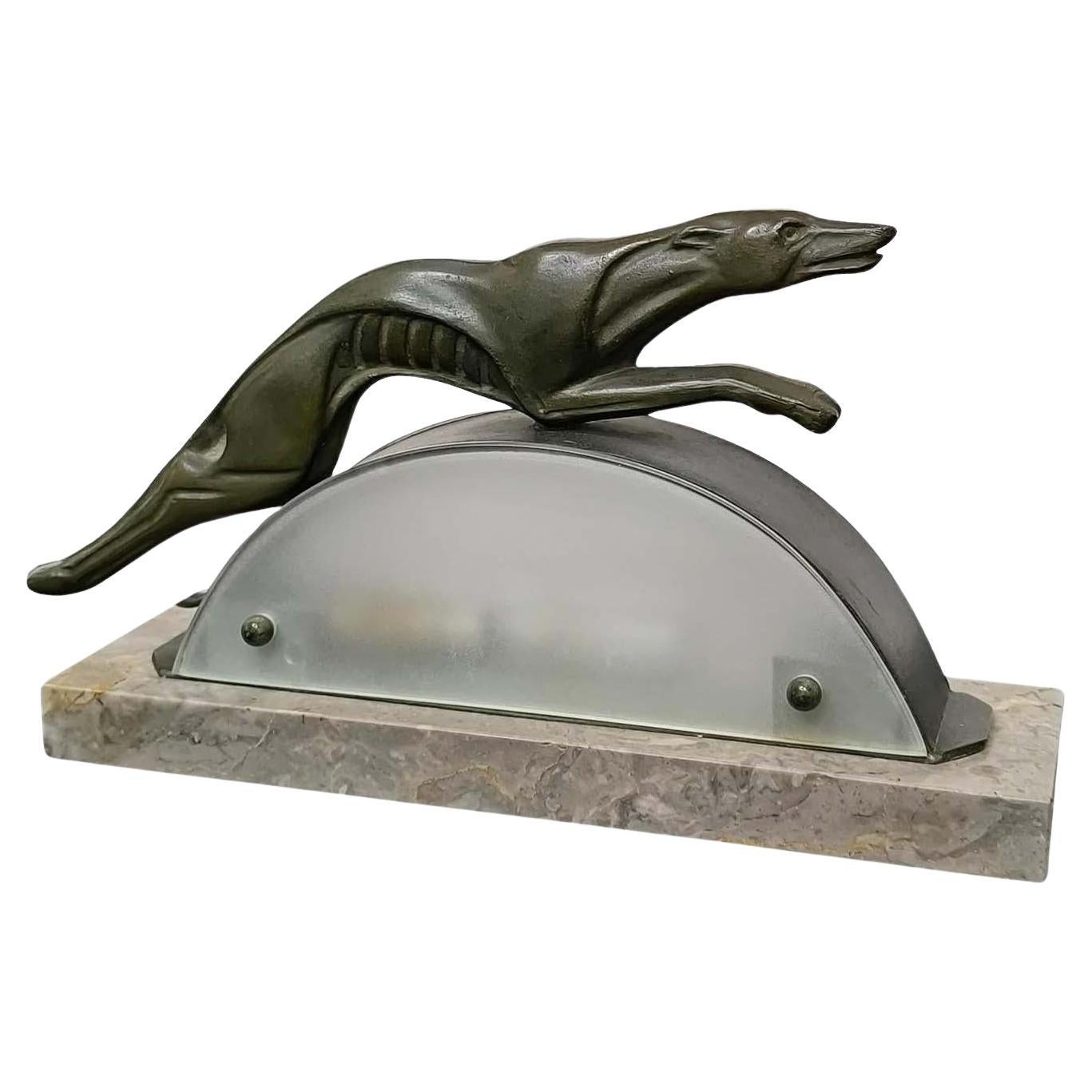 Rara lampada da tavolo Art Deco in bronzo patinato Regula Leaping Greyhound, Francia anni '30