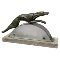 Rara lampada da tavolo Art Deco in bronzo patinato Regula Leaping Greyhound, Francia anni '30
