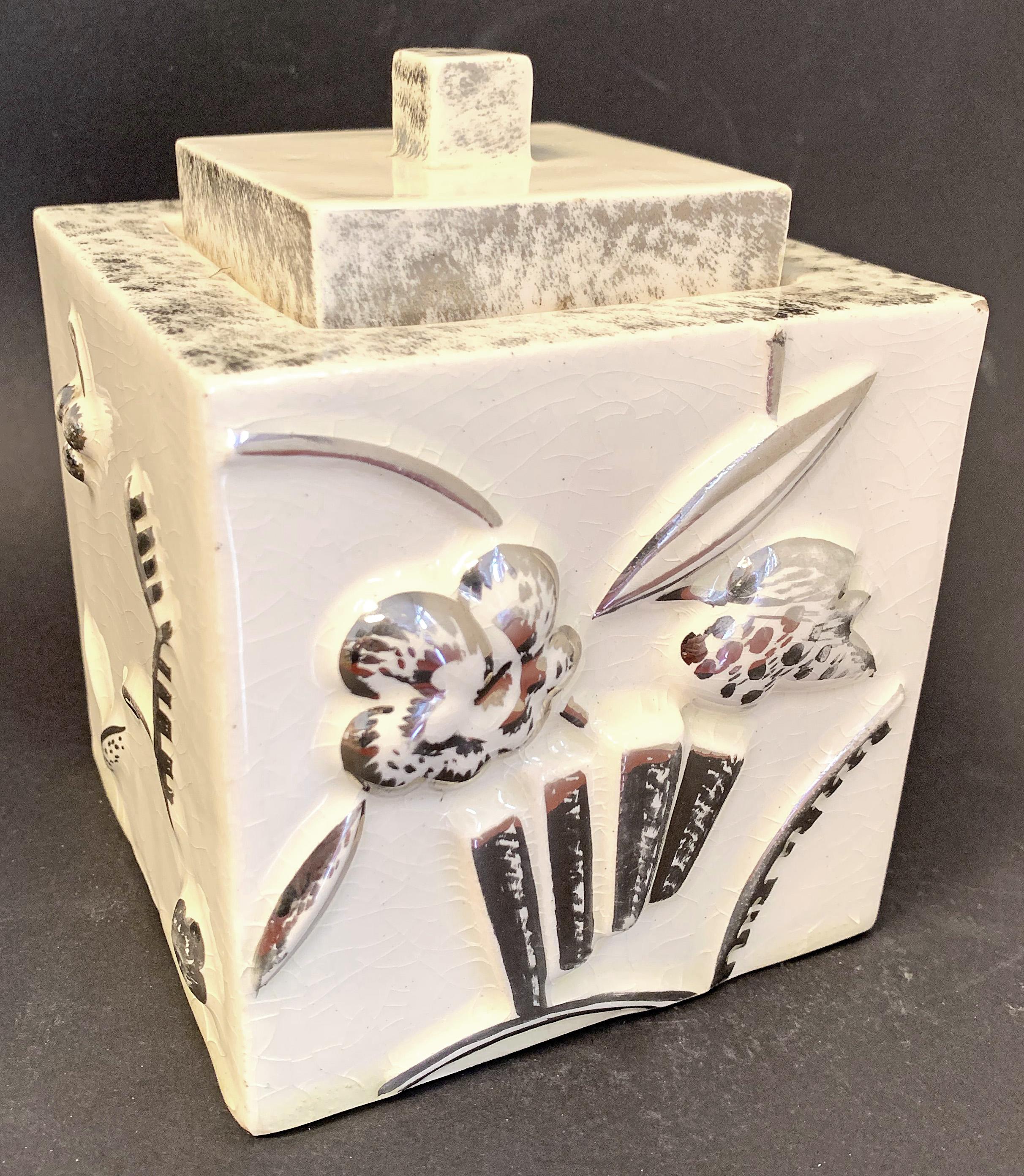 Rara Caja Art Decó con Tapa y Motivos Florales y Geométricos, Tonos Plateados y Marfil Glaseado en venta