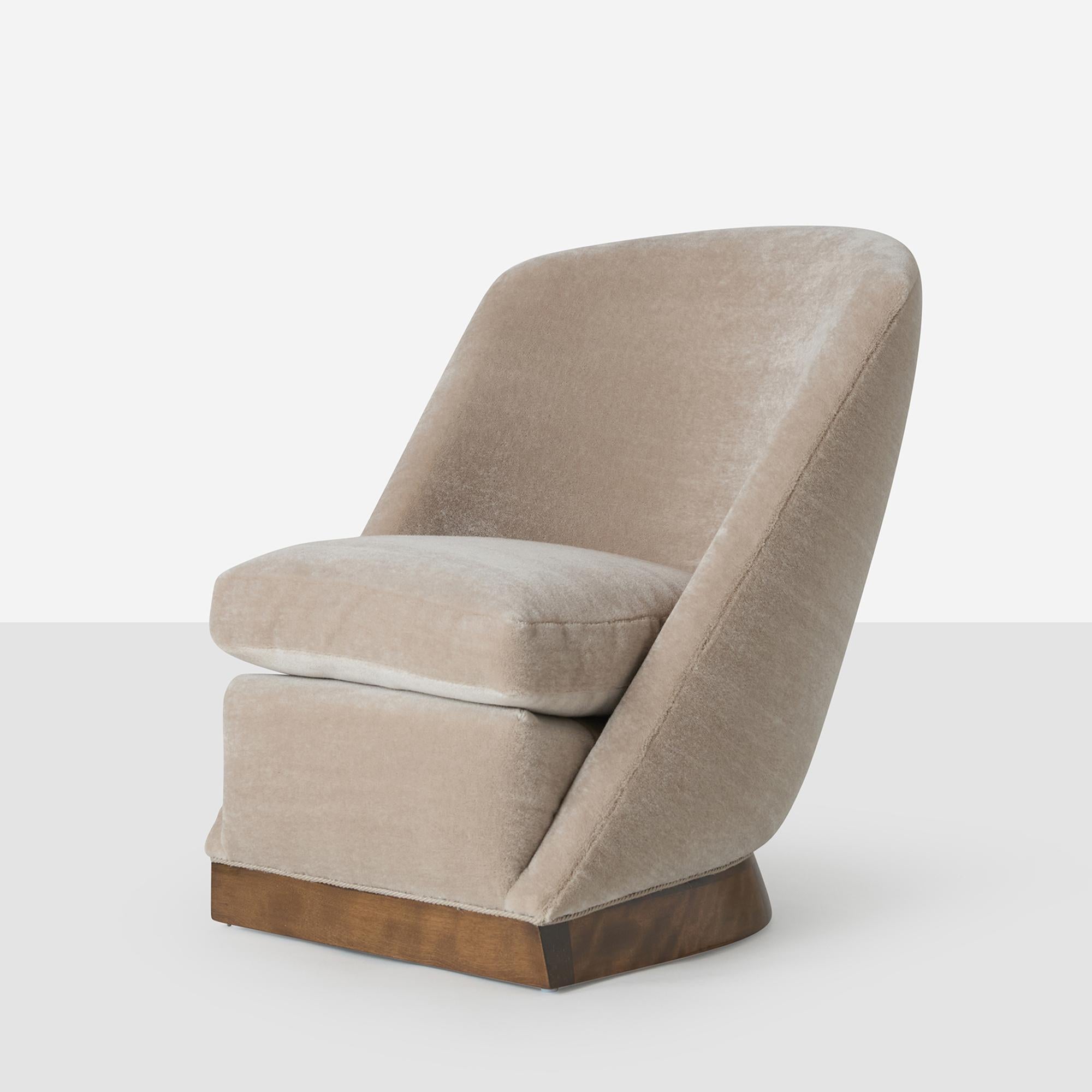 A rare lounge chair, designed by Louis Sognot for Primavera, was first presented at the Salon d’Automne in Paris in 1927. The chair features an exposed ash wood base and gently curved backrest and is upholstered in warm toned neutral mohair velvet,