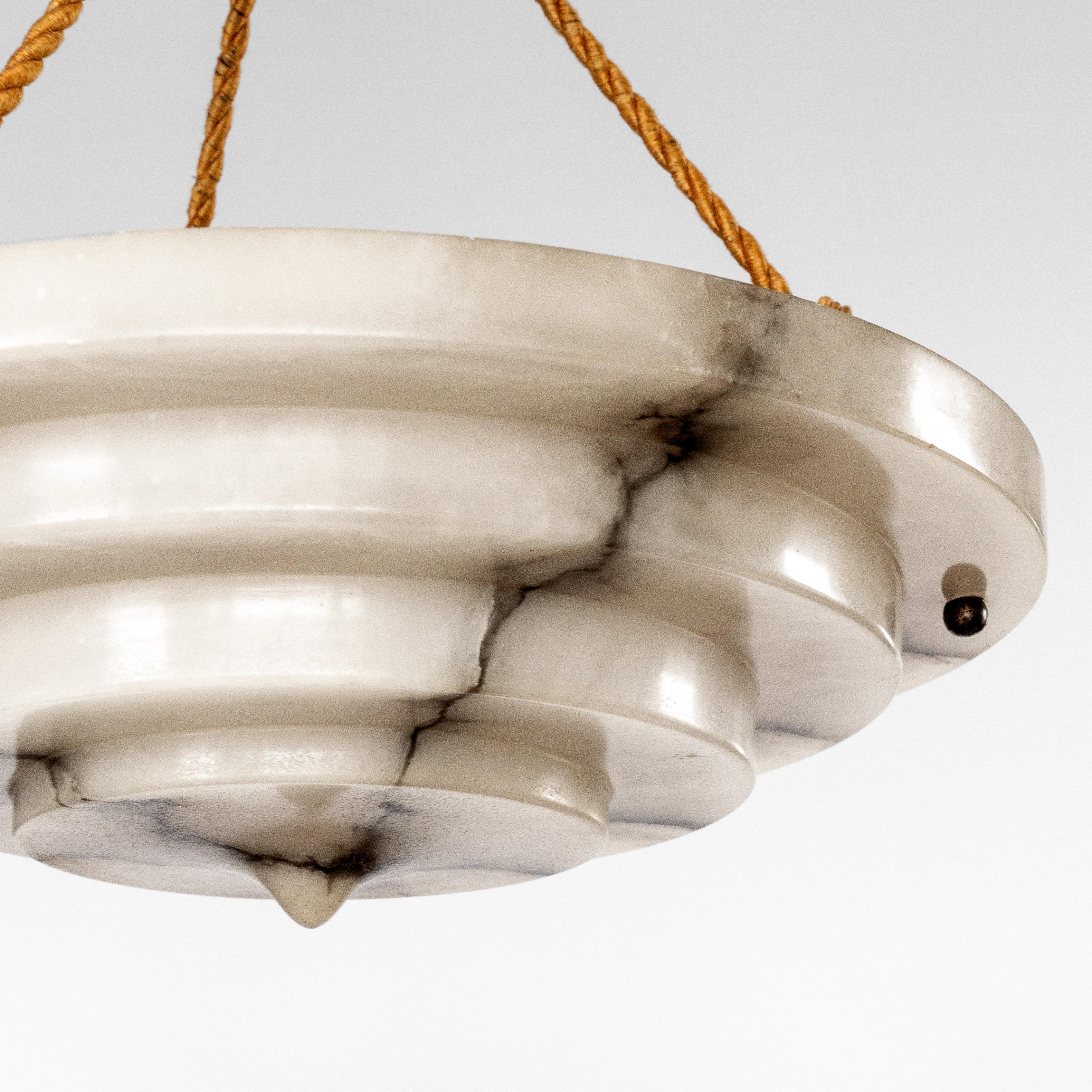 Intagliato a mano Rara lampada a sospensione / lampadario in alabastro marmorizzato Art Deco, Svezia anni '20-'30 in vendita