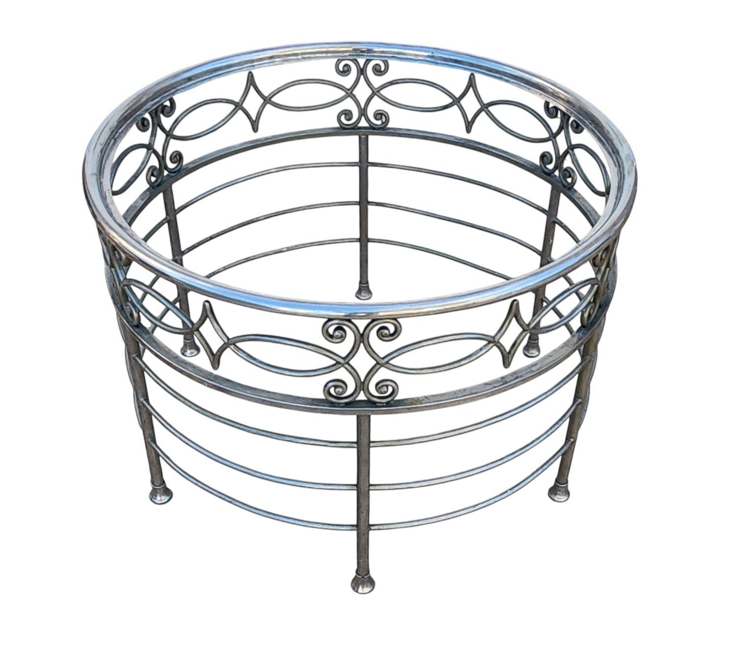     Exceptionnelle et rare table à cocktail de Pietro Chiesa pour Fontana Arte Italia circa 1940. Magnifique métal argenté sur laiton, verre gravé et dessus en miroir avec une rose des vents. Marqué sur le bas d'une jambe. Usure consistante avec