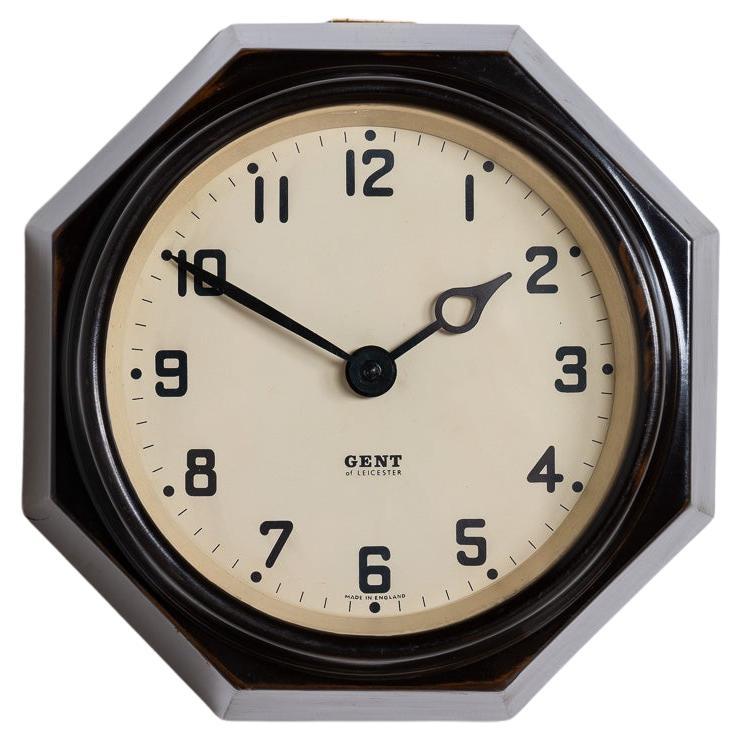 Rare horloge murale octogonale Art Déco en bakélite de Gent of Leicester
