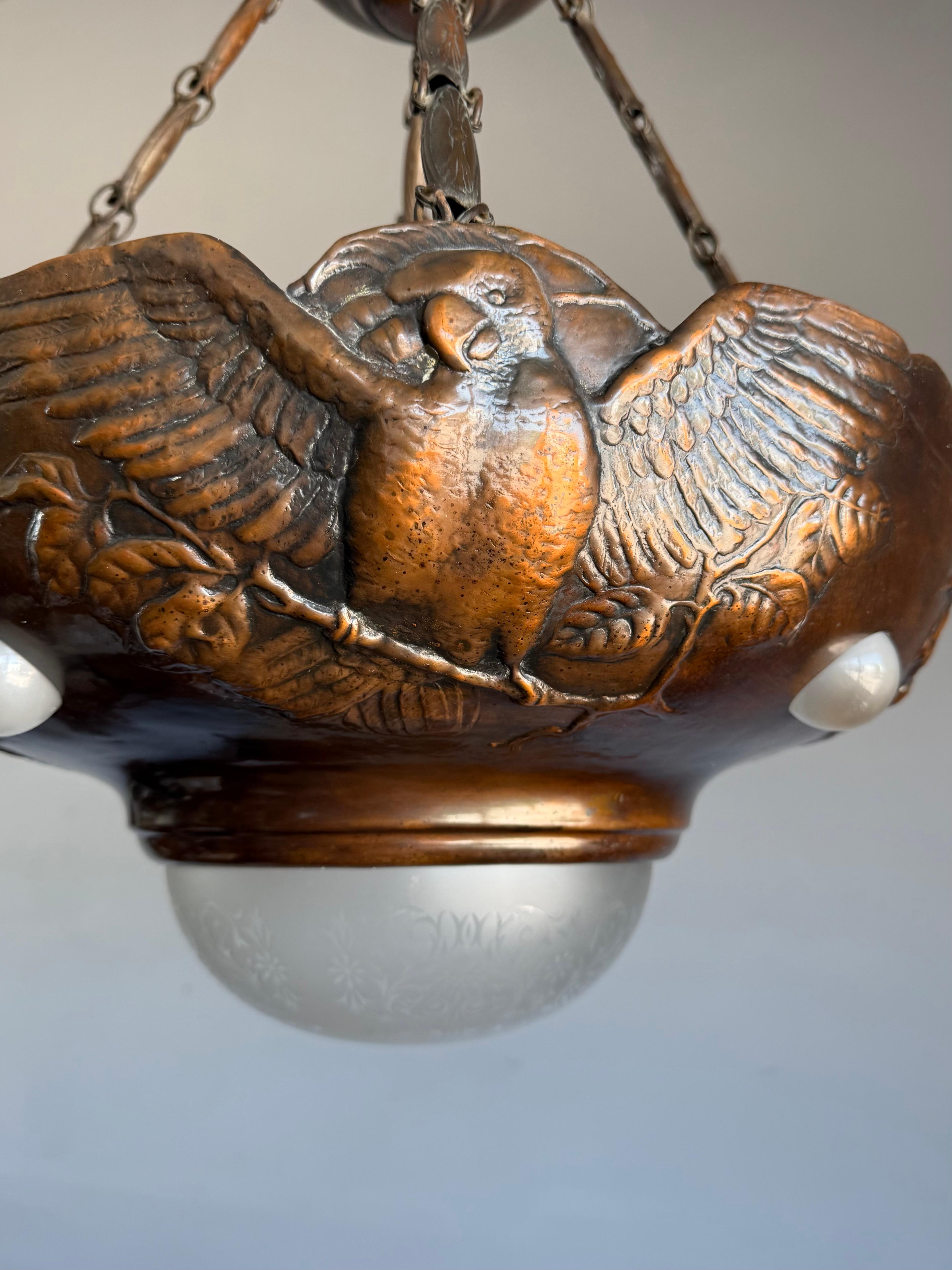 Raro lampadario a sospensione in rame patinato Art Deco, rilievo di aquila e vetro inciso in vendita 2