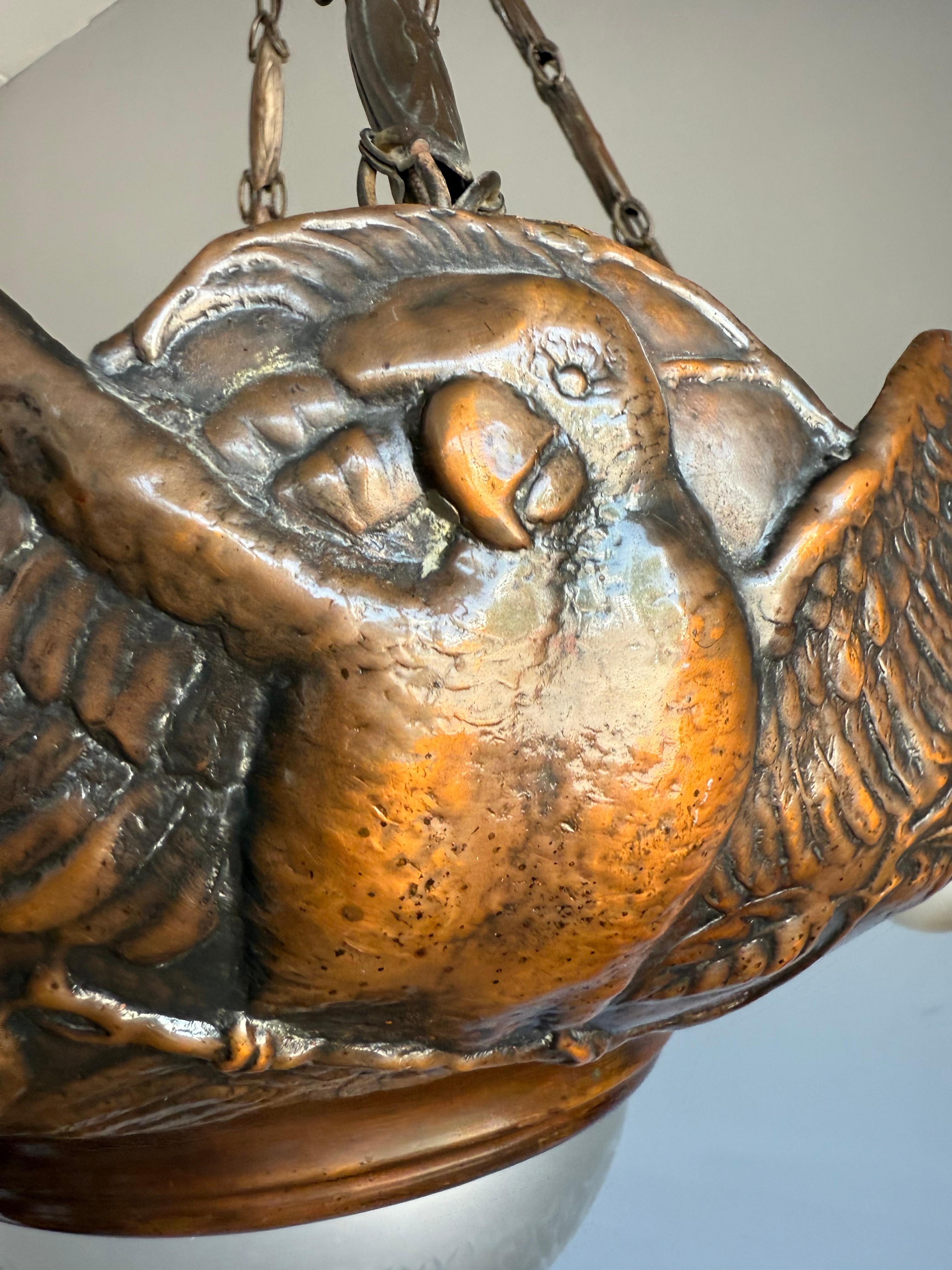 Raro lampadario a sospensione in rame patinato Art Deco, rilievo di aquila e vetro inciso in vendita 5