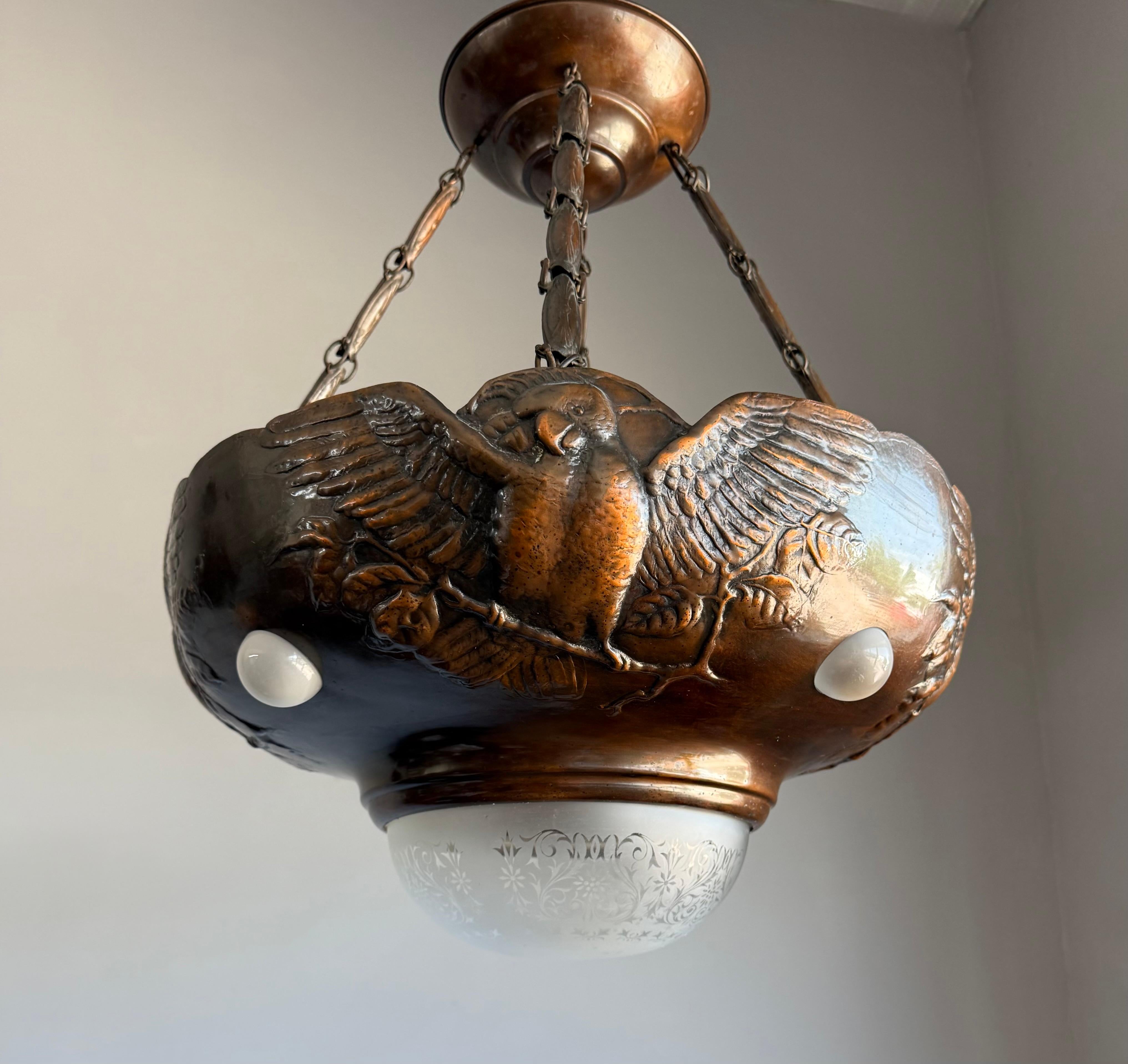 Raro lampadario a sospensione in rame patinato Art Deco, rilievo di aquila e vetro inciso in vendita 6