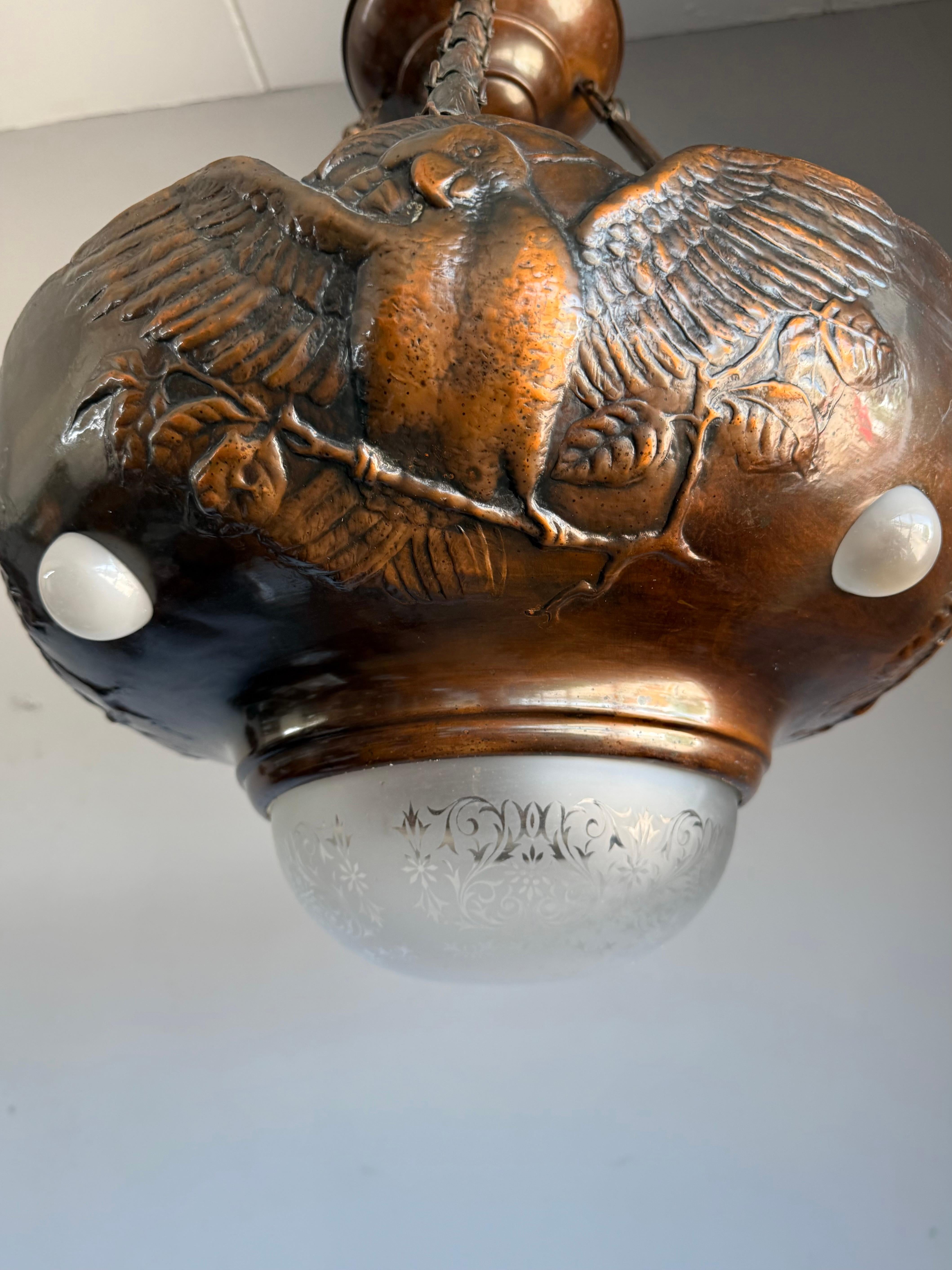 Raro lampadario a sospensione in rame patinato Art Deco, rilievo di aquila e vetro inciso in vendita 7