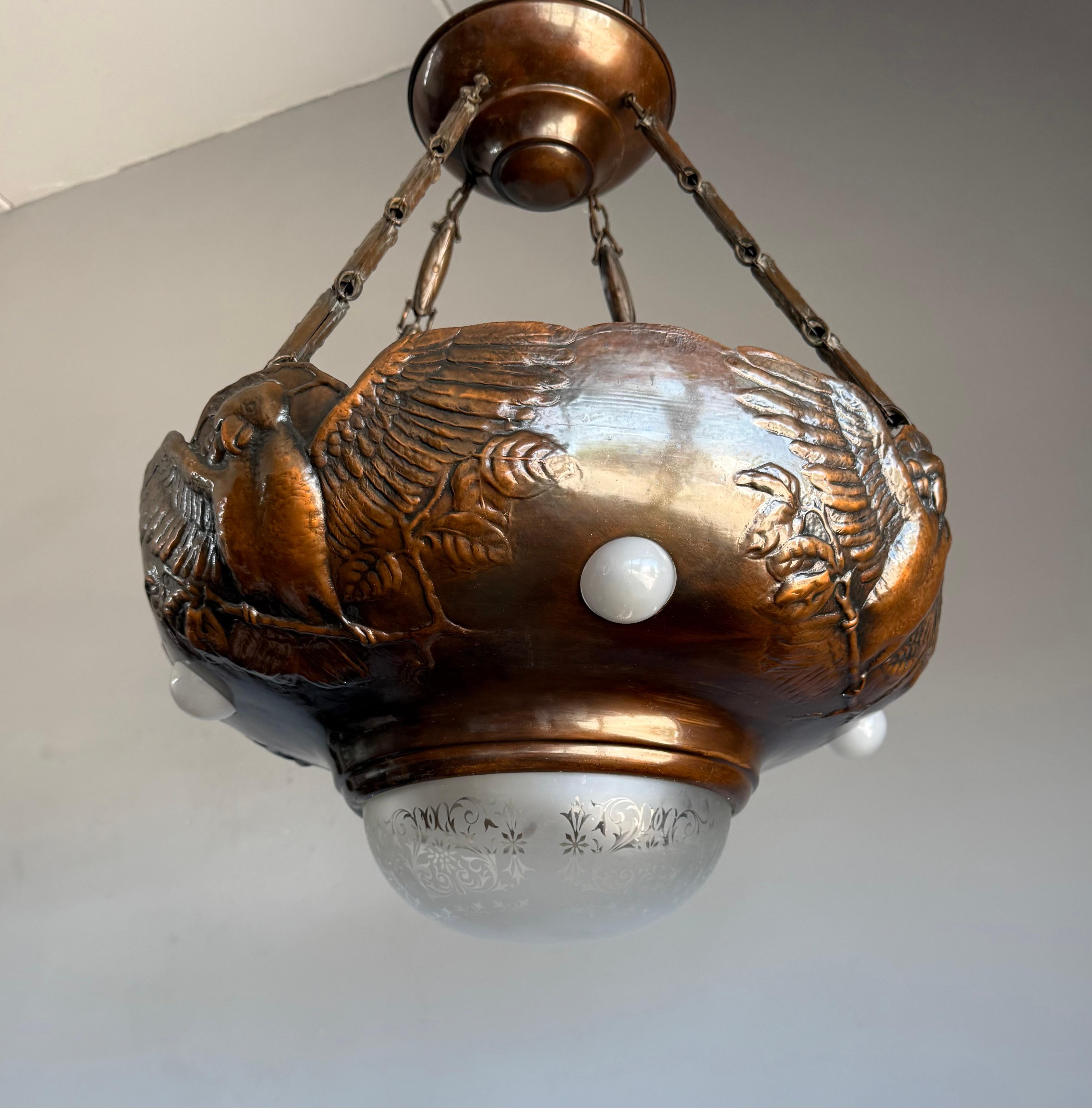 Raro lampadario a sospensione in rame patinato Art Deco, rilievo di aquila e vetro inciso in vendita 8