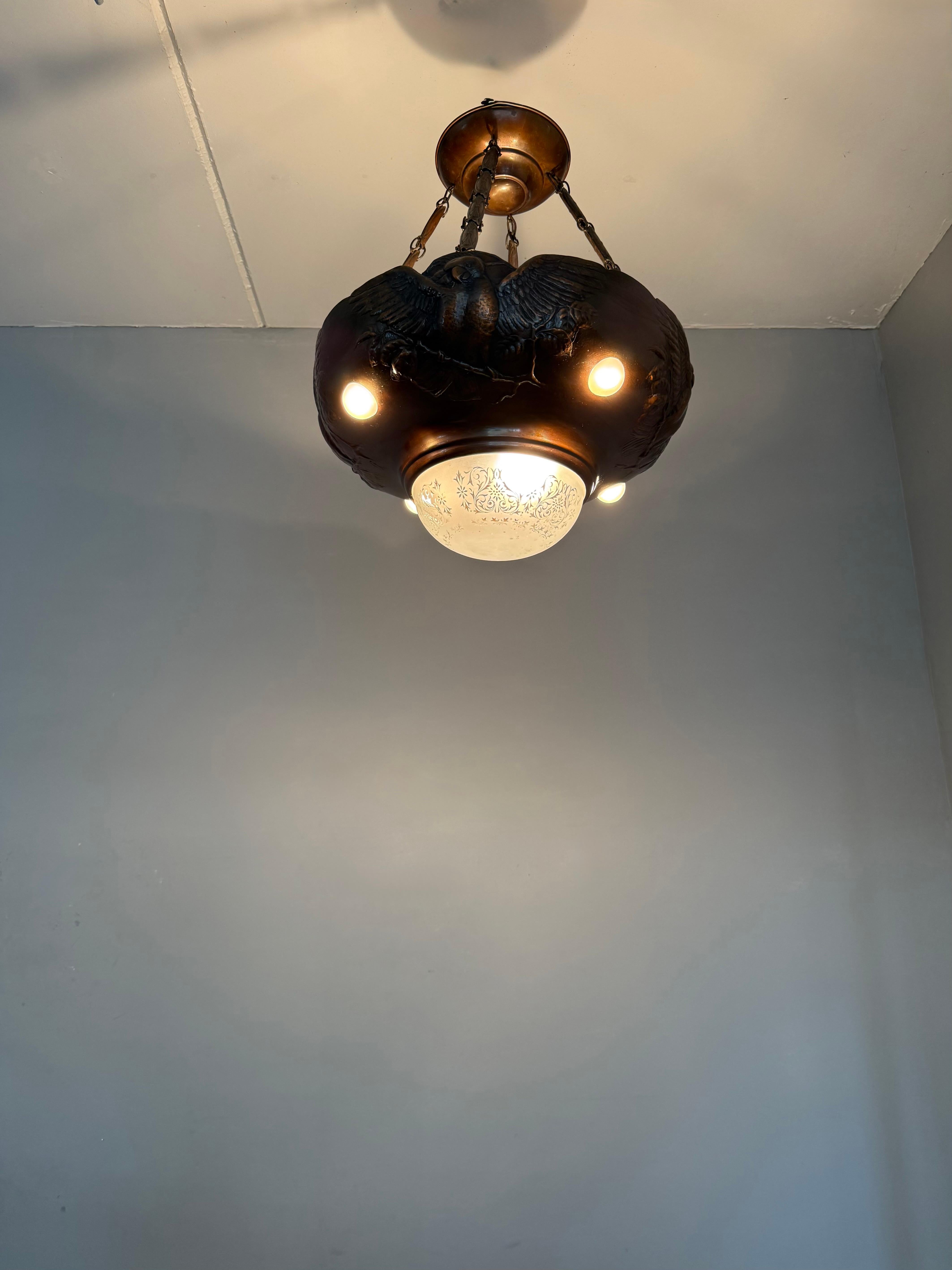 Raro lampadario a sospensione in rame patinato Art Deco, rilievo di aquila e vetro inciso in vendita 9