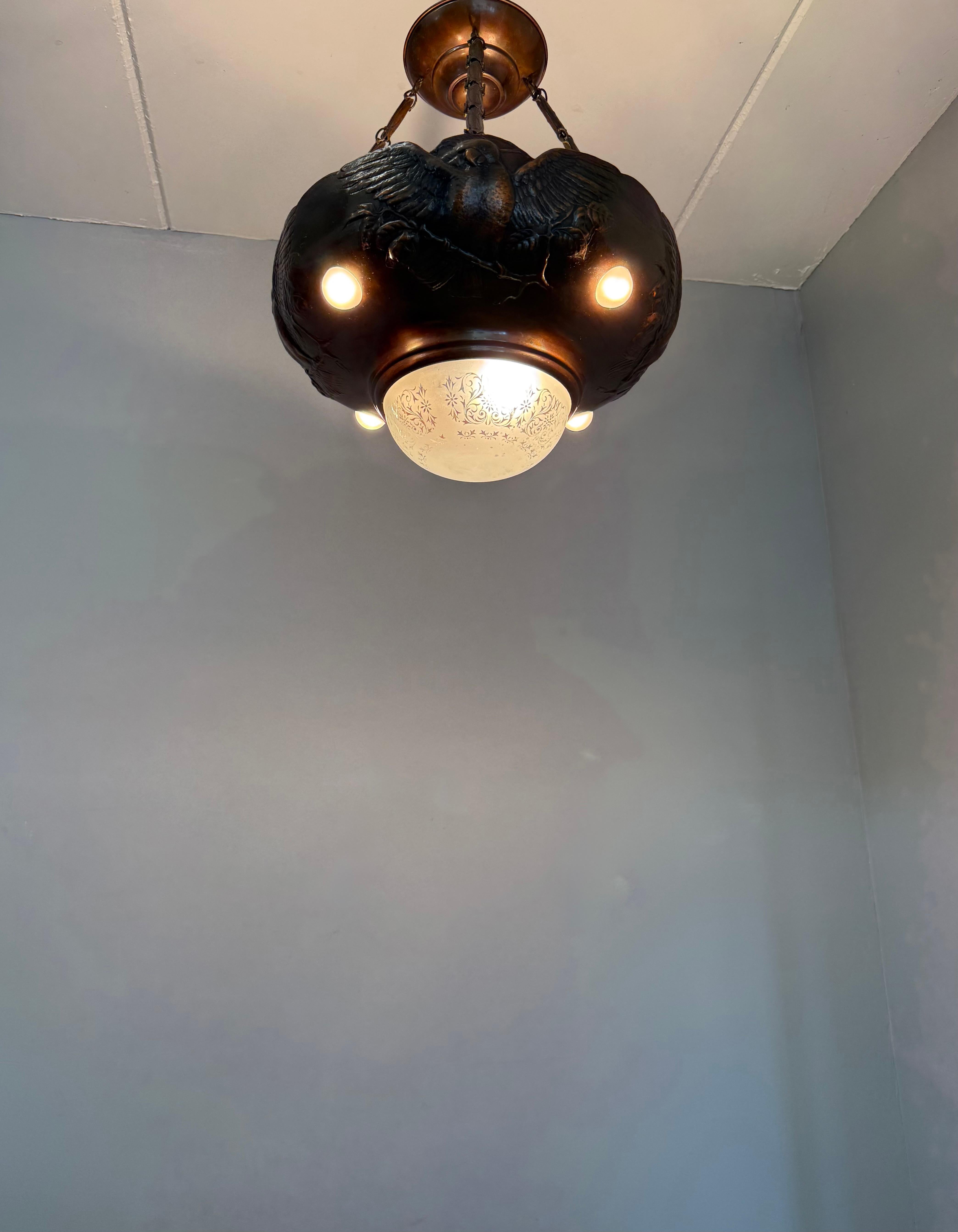 Raro lampadario a sospensione in rame patinato Art Deco, rilievo di aquila e vetro inciso in vendita 10