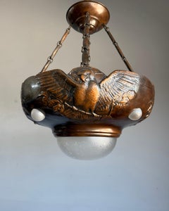 Raro lampadario a sospensione in rame patinato Art Deco, rilievo di aquila e vetro inciso