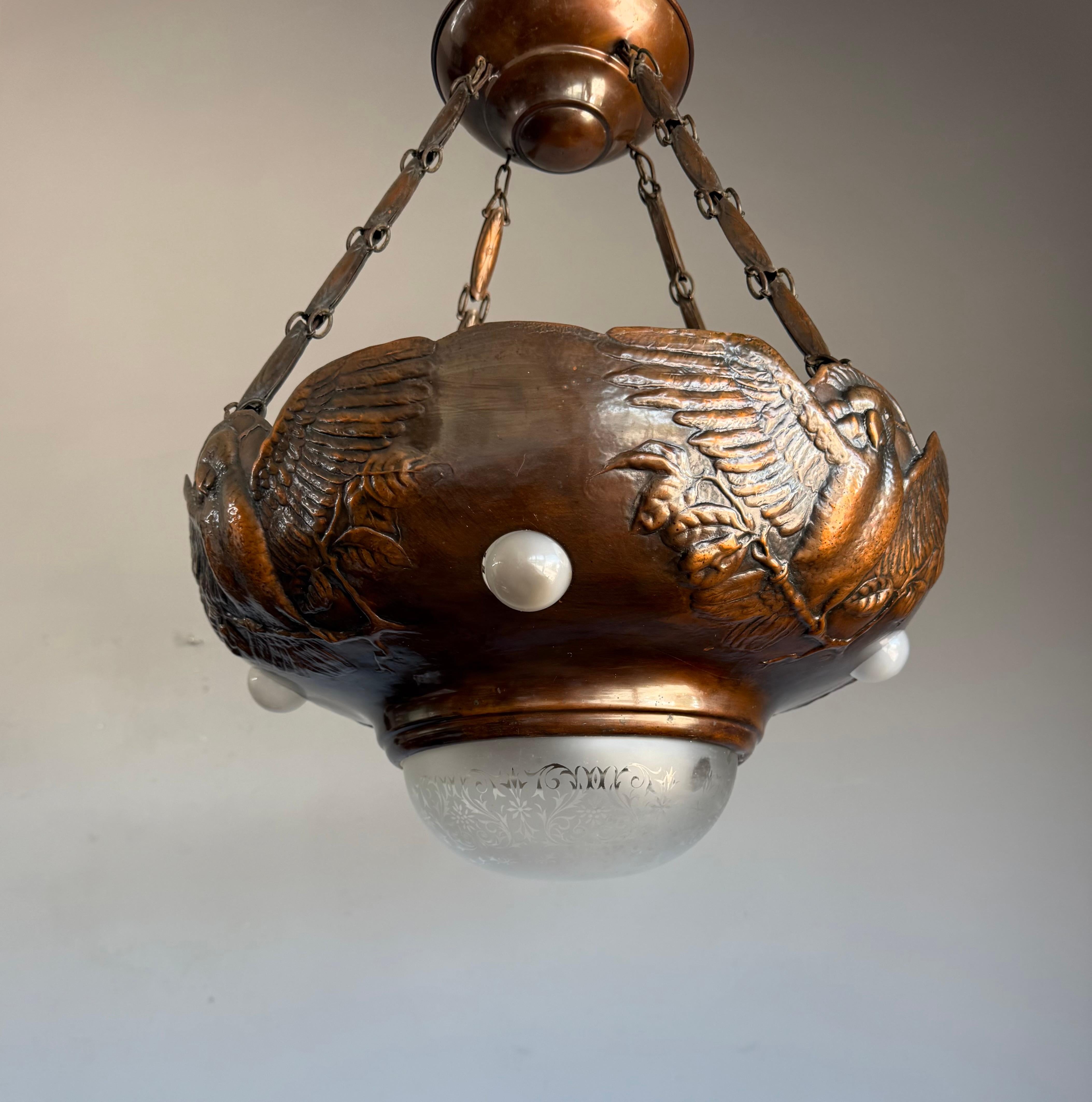 Art Déco Raro lampadario a sospensione in rame patinato Art Deco, rilievo di aquila e vetro inciso in vendita