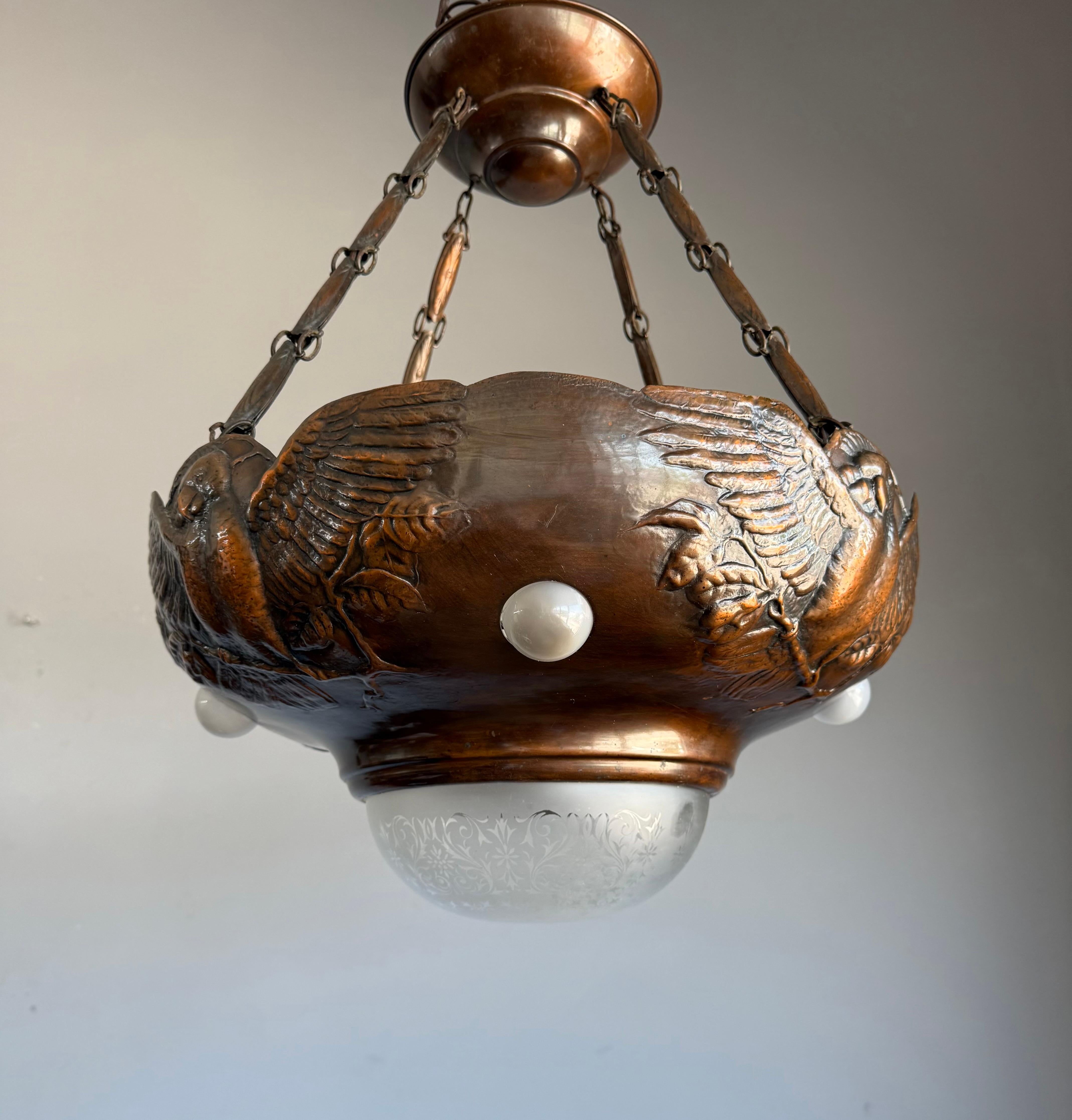 Europeo Raro lampadario a sospensione in rame patinato Art Deco, rilievo di aquila e vetro inciso in vendita