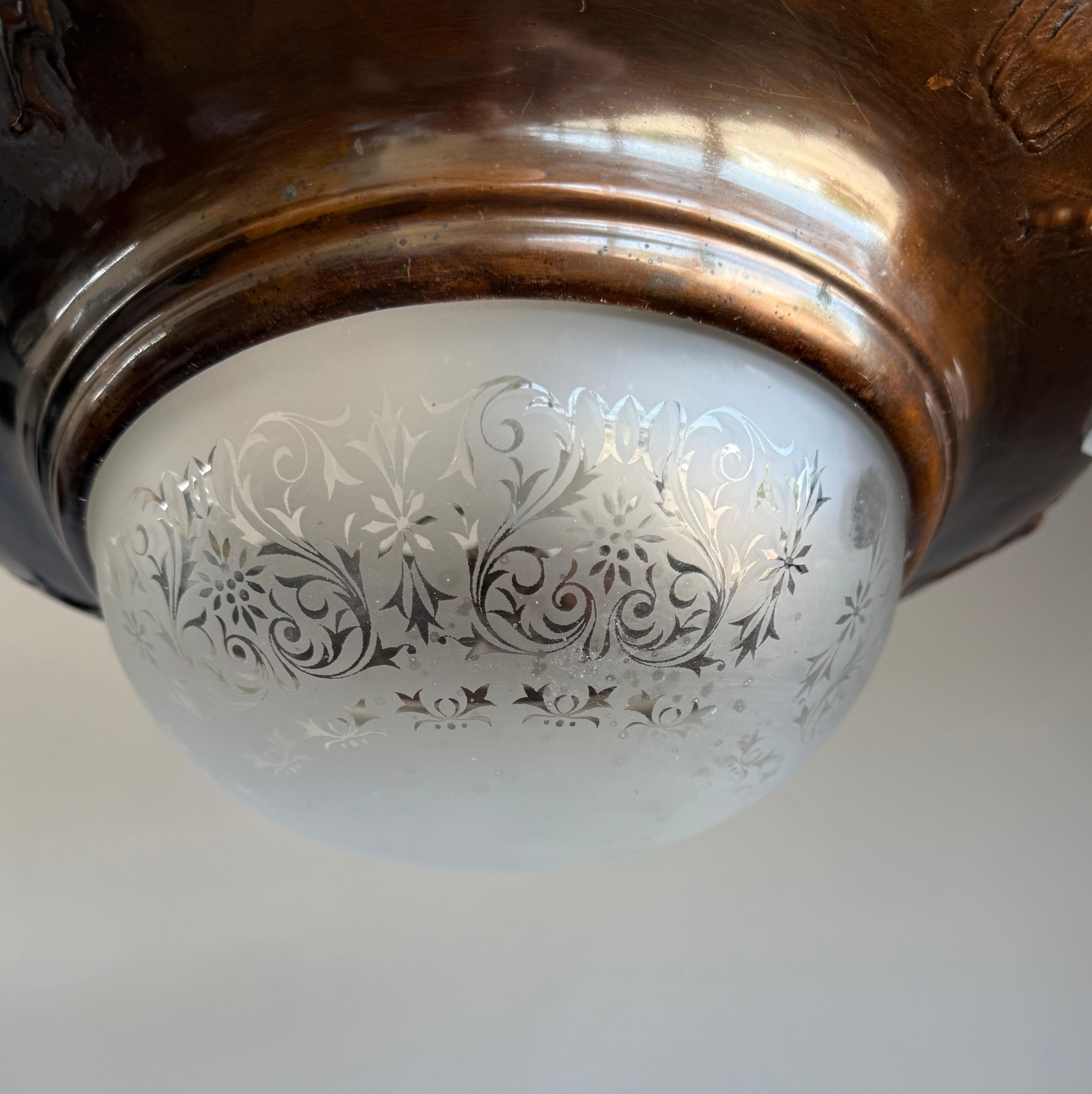 Bronzato Raro lampadario a sospensione in rame patinato Art Deco, rilievo di aquila e vetro inciso in vendita