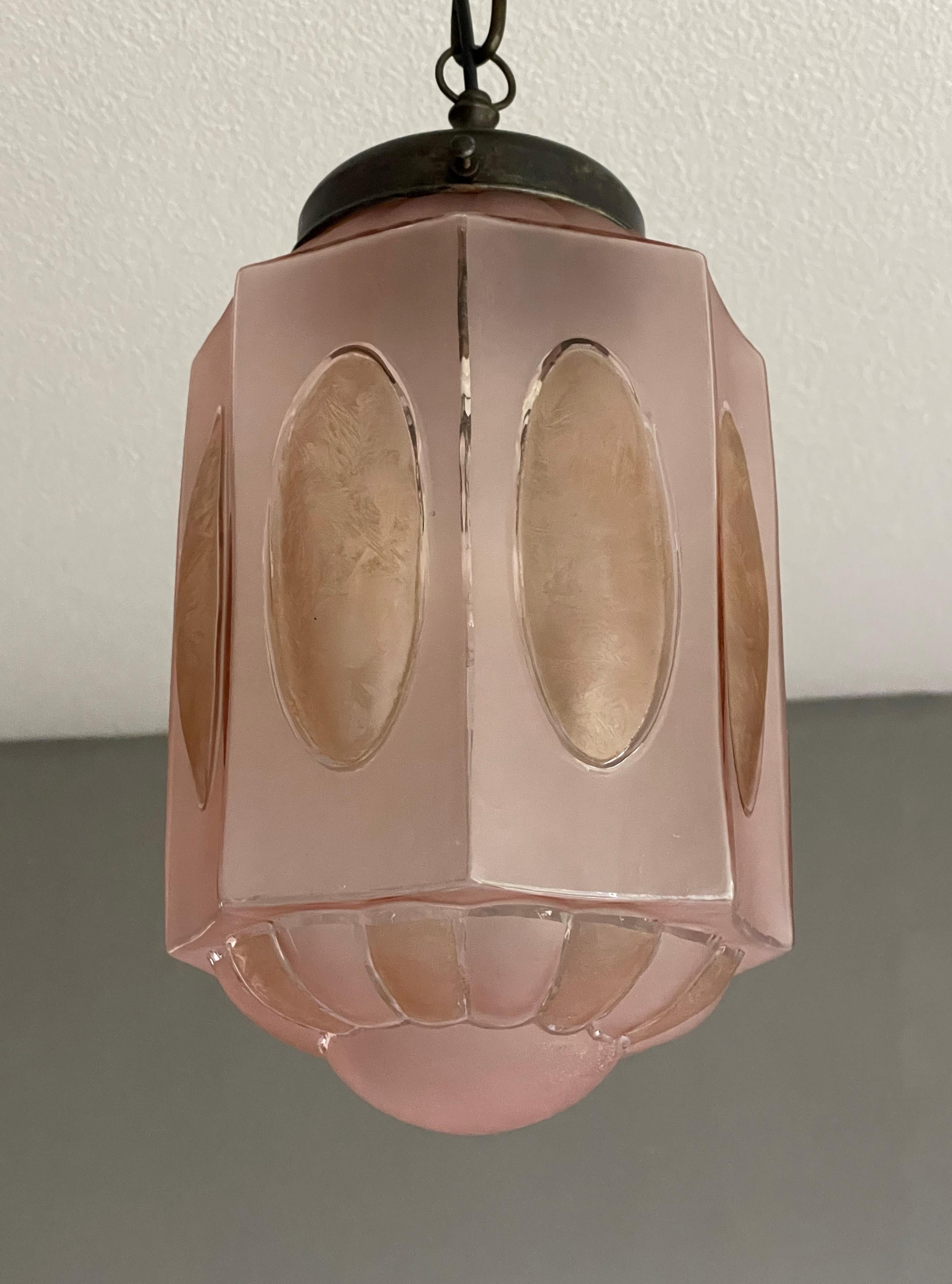 Seltene Art Deco Pendelleuchte w. Achteckiger Schirm aus satiniertem und mattiertem Glas im Zustand „Gut“ im Angebot in Lisse, NL
