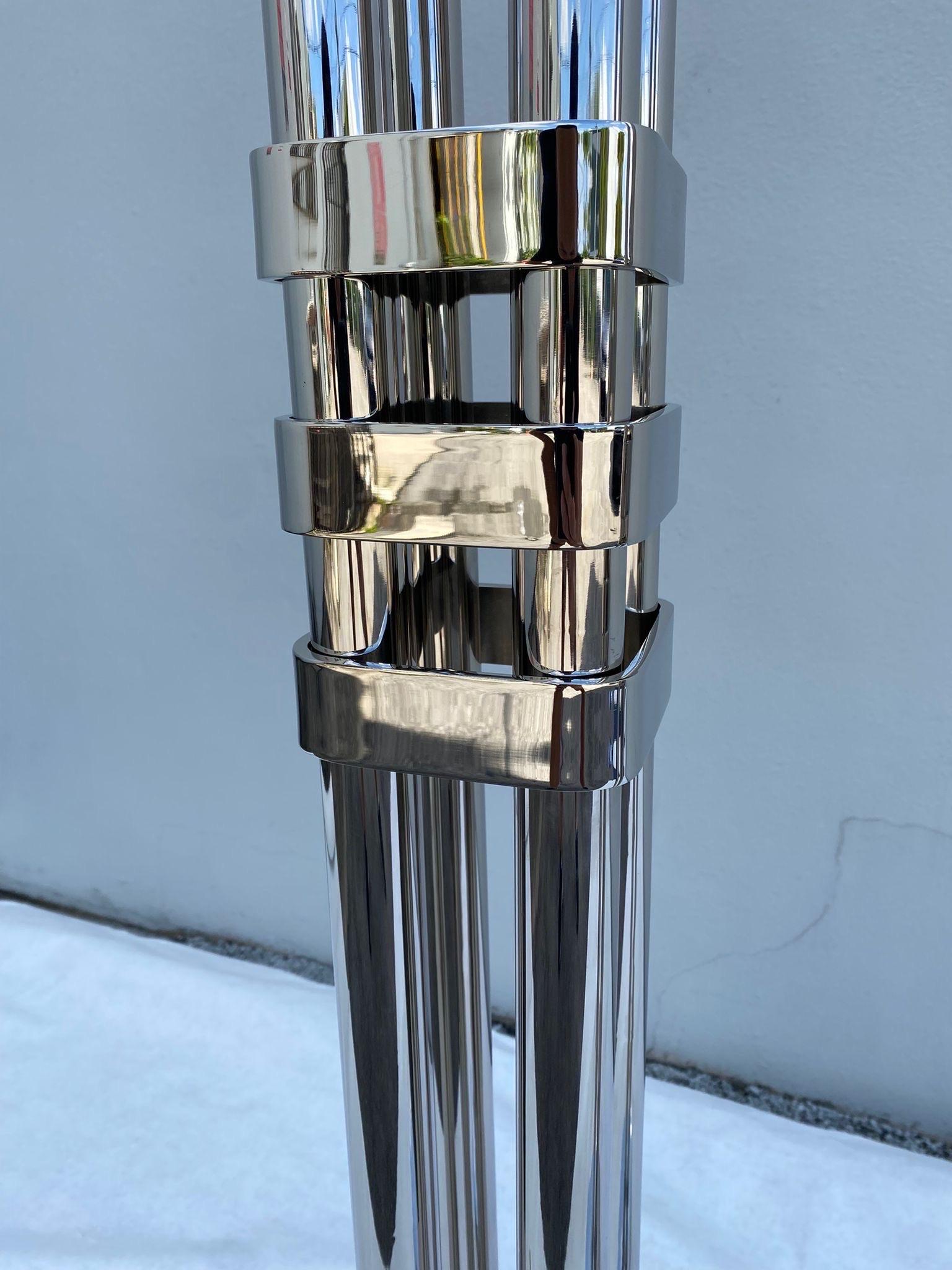 Rara Lámpara de Antorcha Cromada Pulida de la Época Art Decó - Dos Disponibles en venta 3