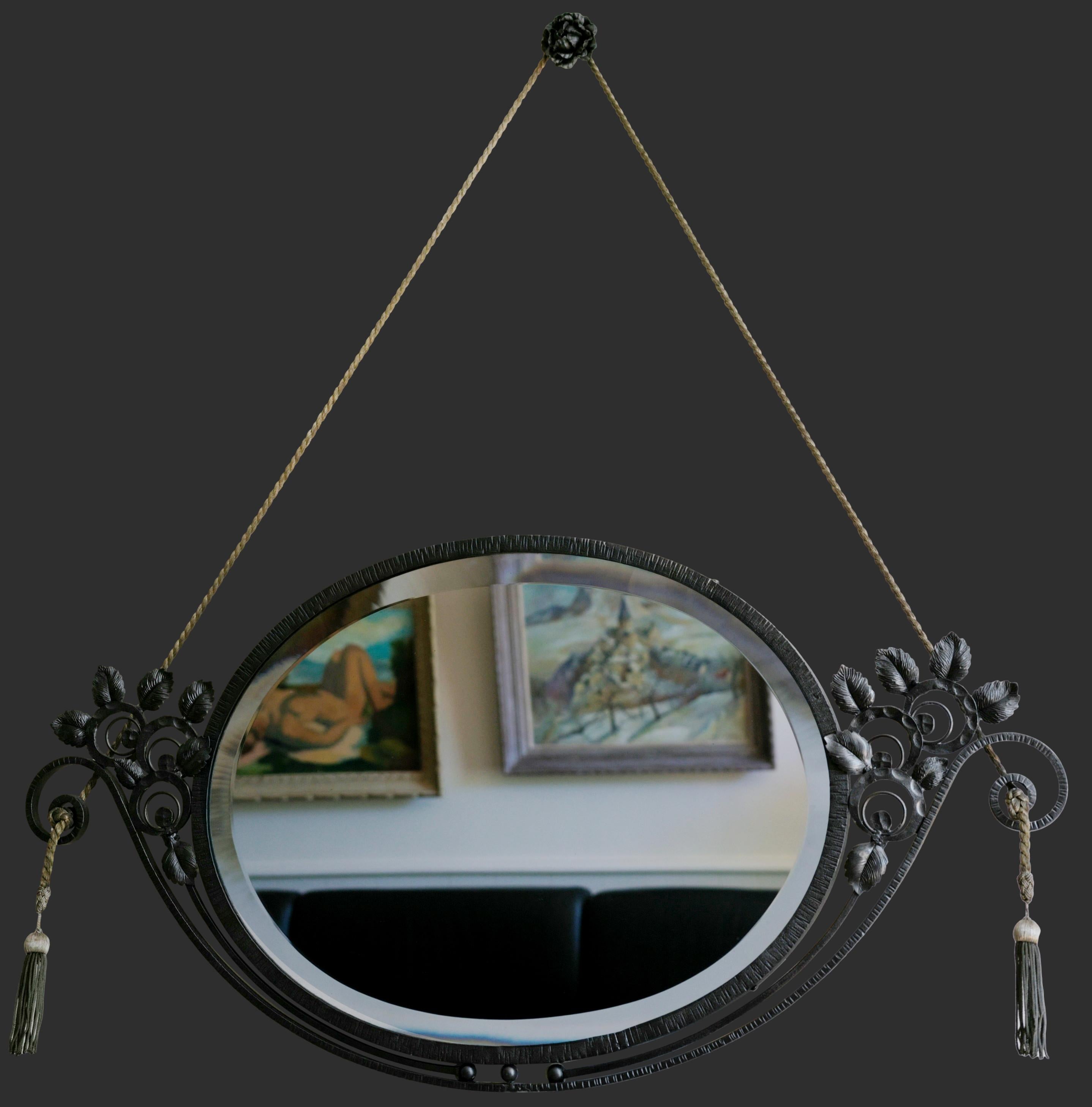 Specchio da parete francese Art&Deco, Francia, 1920 circa. Questo magnifico specchio da parete francese Art&Deco, risalente agli anni '20, presenta un'elegante cornice in ferro battuto ornata da un motivo a cespuglio di rose, a dimostrazione della