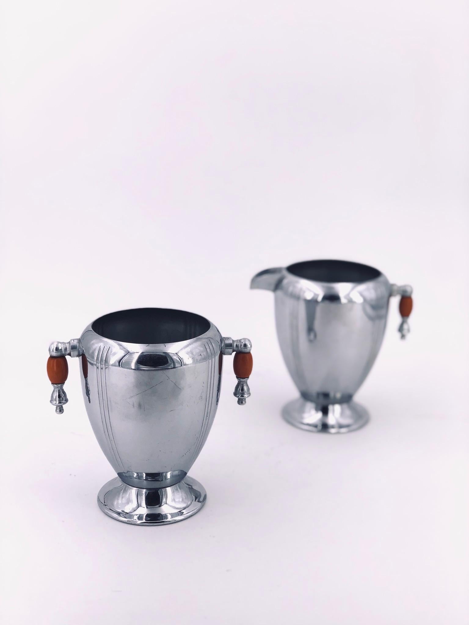 A rare set of chrome sugar and creamer, with bakelite, handles designed by Walter Von Nessen, for Manning Bowman in very good condition, circa 1930s.
