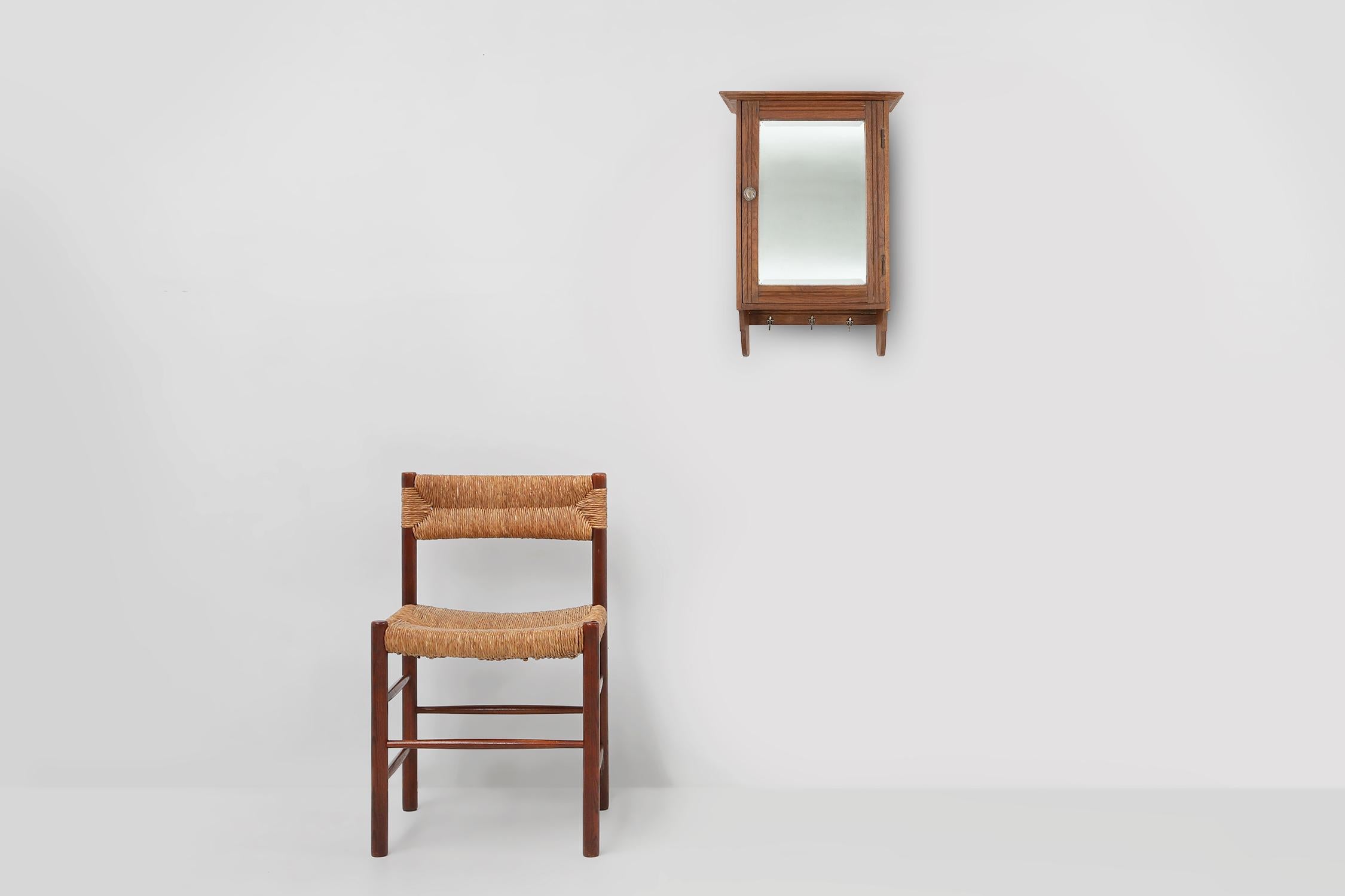 France / 1920 / shaving cabinet / wood, mirror / art deco / mid-century / vintage

Beautiful Art Deco wooden shaving cabinet with mirror and side mirrors, made in the 1920s in France.  With 2 shelves behind the central mirror. Small wear marks and