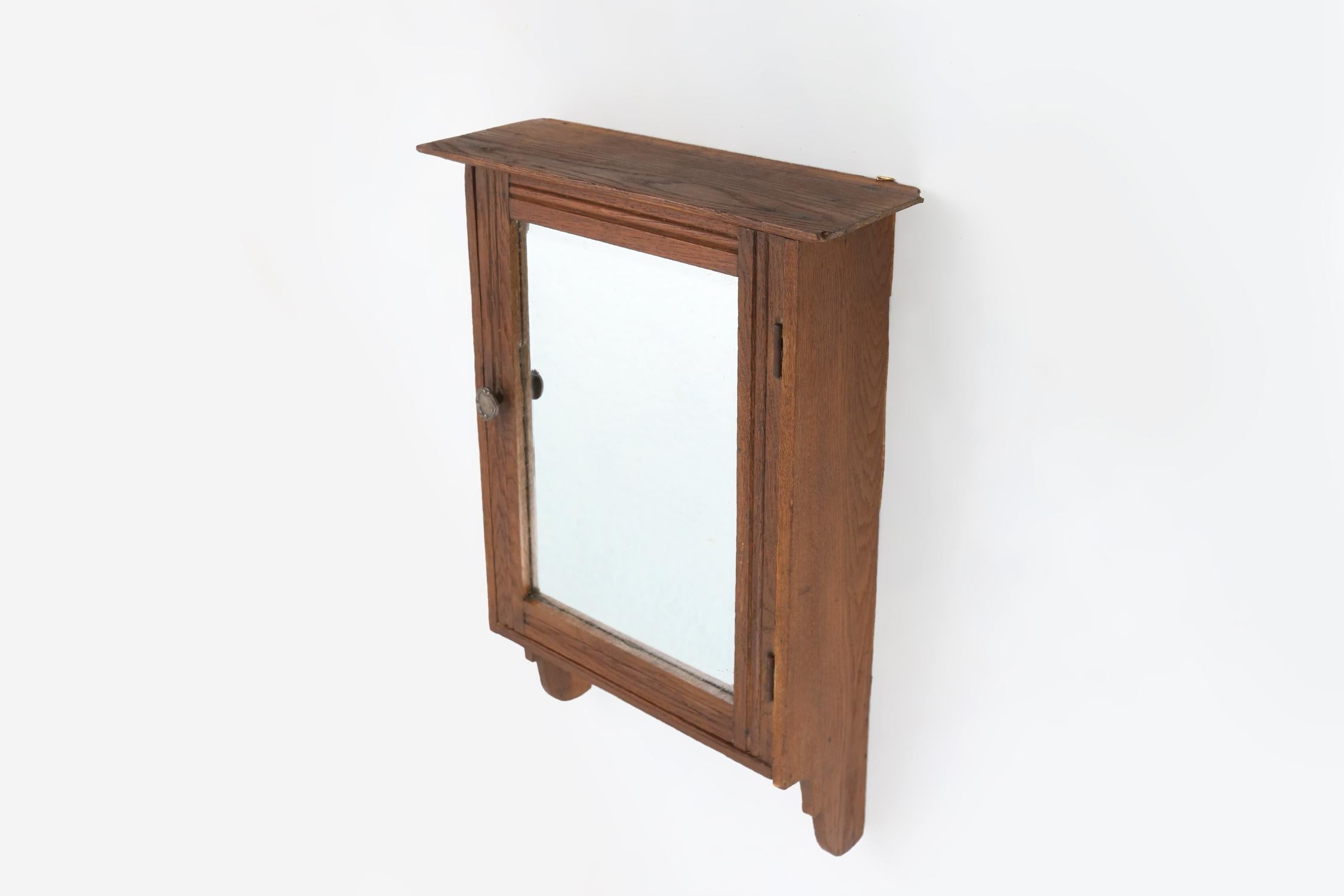 Rare Art Deco shaving cabinet in wood with side mirrors, France 1920s In Good Condition For Sale In Meulebeke, BE