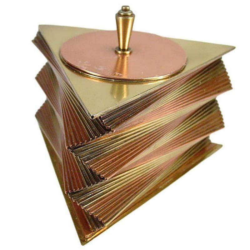 Pareja de raras cajas decorativas originales de 1935 a juego, diseñadas y fabricadas por John Otar en California. Estas cajas presentan placas triangulares individuales de latón y cobre apiladas para crear una espectacular forma de espiral