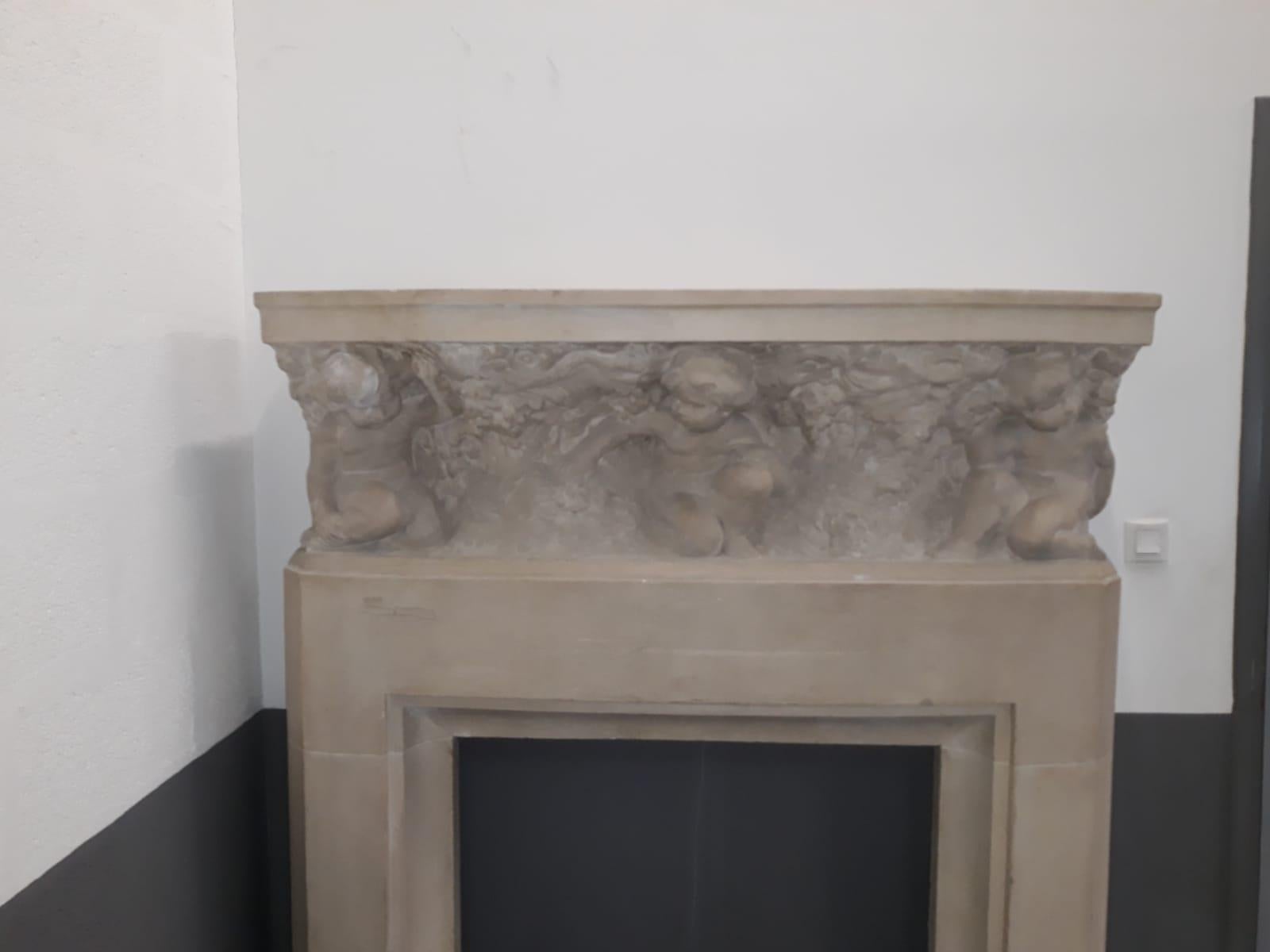 Rare Art Deco stone fireplace, neoclassic style, circa 1940
(Attributed)  to Paul Hagemans ( 1884-1959)
Provenance: Hotel Particulier in Paris.