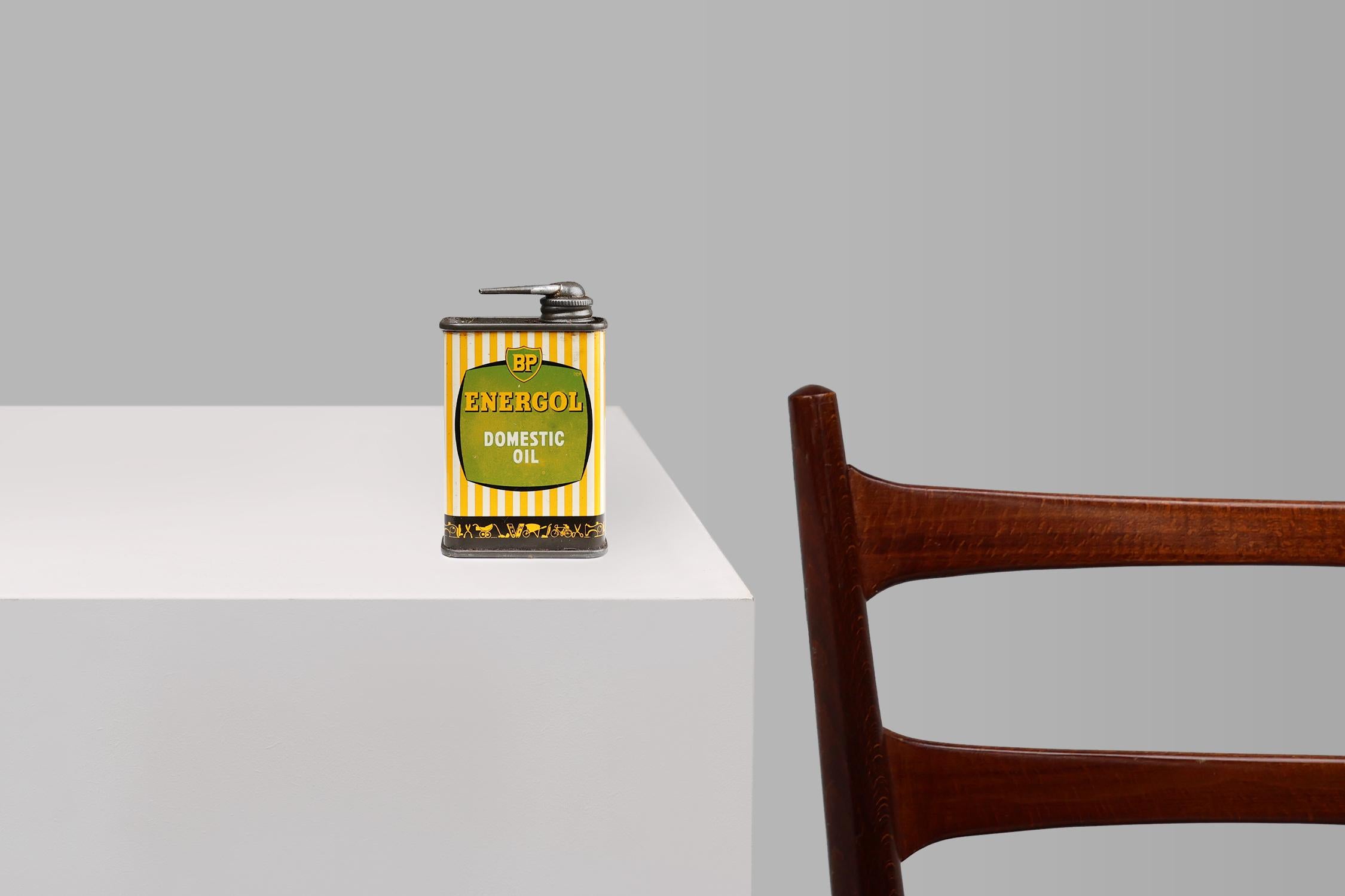 Regno Unito / 1920 / Canna da olio / Latta / Art Deco / Metà secolo 

Lattina di olio BP Domestic originale del Regno Unito, 1920 circa. Sul Can c'è un'immagine del primo logo BP. Ha immagini di biciclette, carrozzine, macchine da cucire, attrezzi