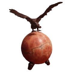 Rara Lámpara de Mesa Art Decó Globe Lighting de Alabastro con Águila de Bronce Esculpida