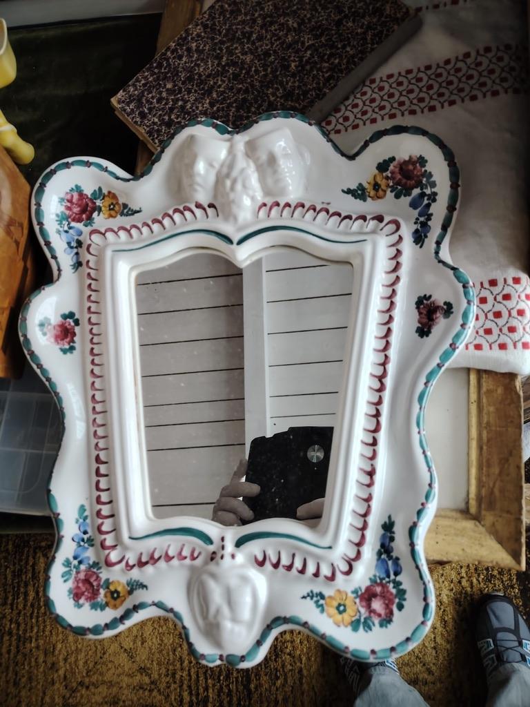 Raro espejo Art Deco con marco de cerámica con hermosas pinturas. Fabricado en 1930 en Austria por Gmundner Keramik 

