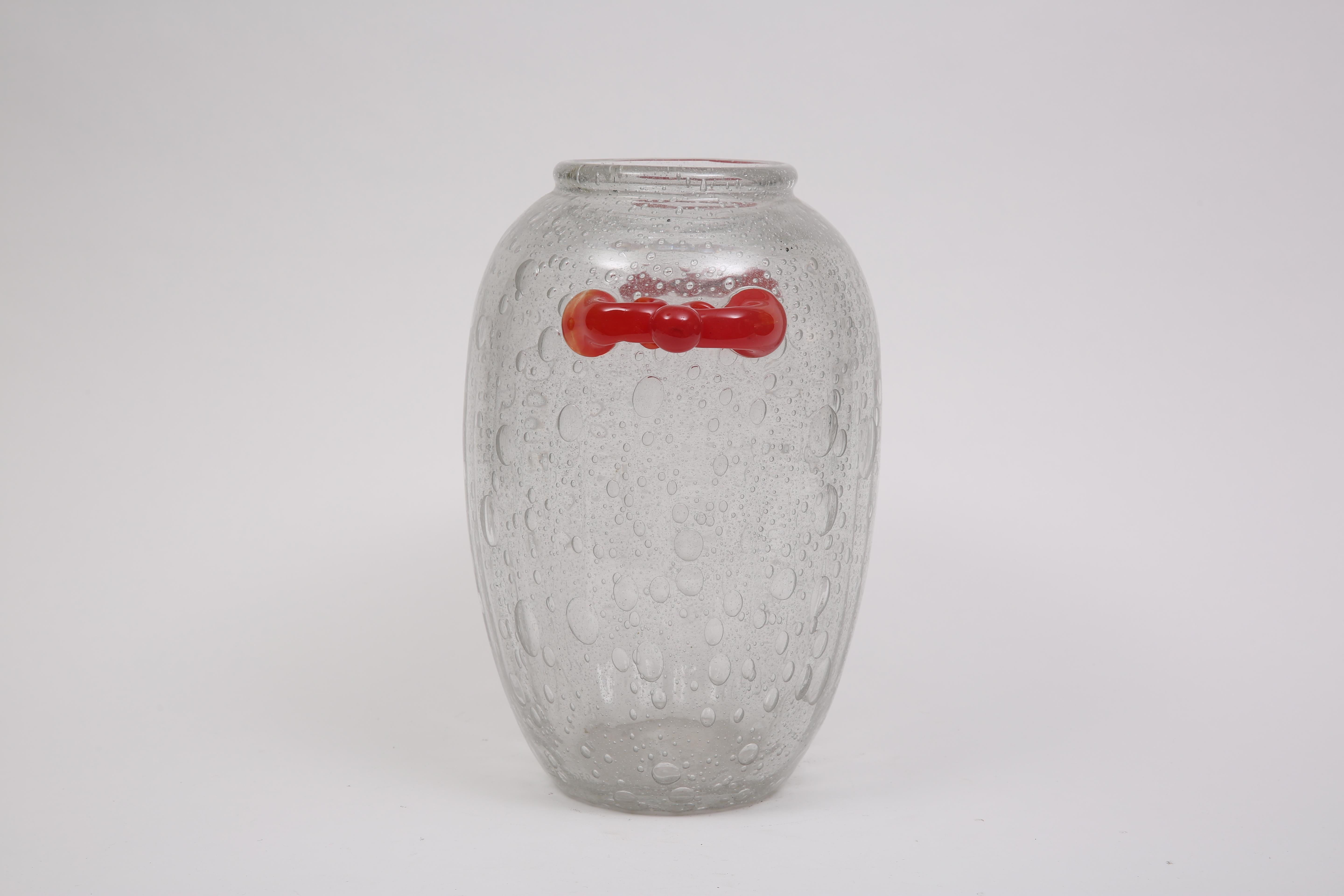 Raro vaso in vetro Art Deco, soffiato con applicazione di manici rossi. Firmato Schneider

Francia, CIRCA 1930.