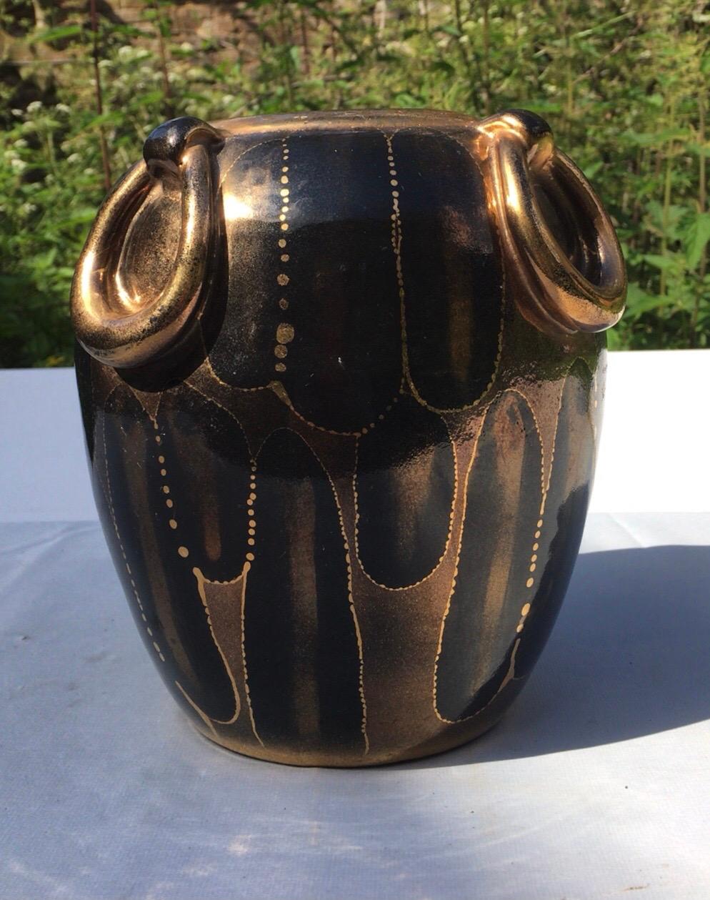 Eine außergewöhnliche Vase im Art déco-Stil, signiert Louis Dage.
Goldumrandung und großer Goldring.
 