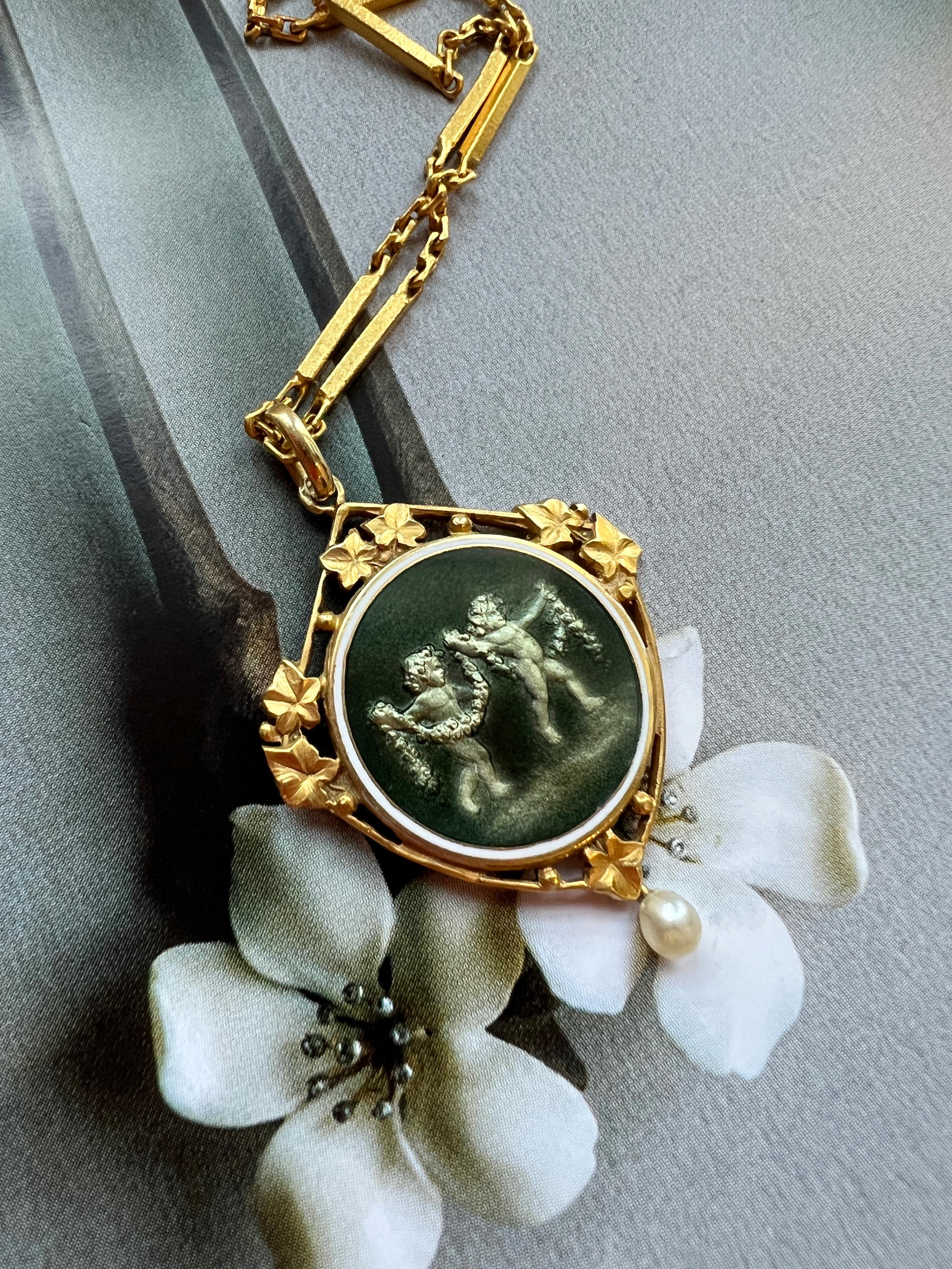 Taille rose Rare pendentif médaillon Art nouveau en or 18 carats, perle et émail suisse à deux étoiles