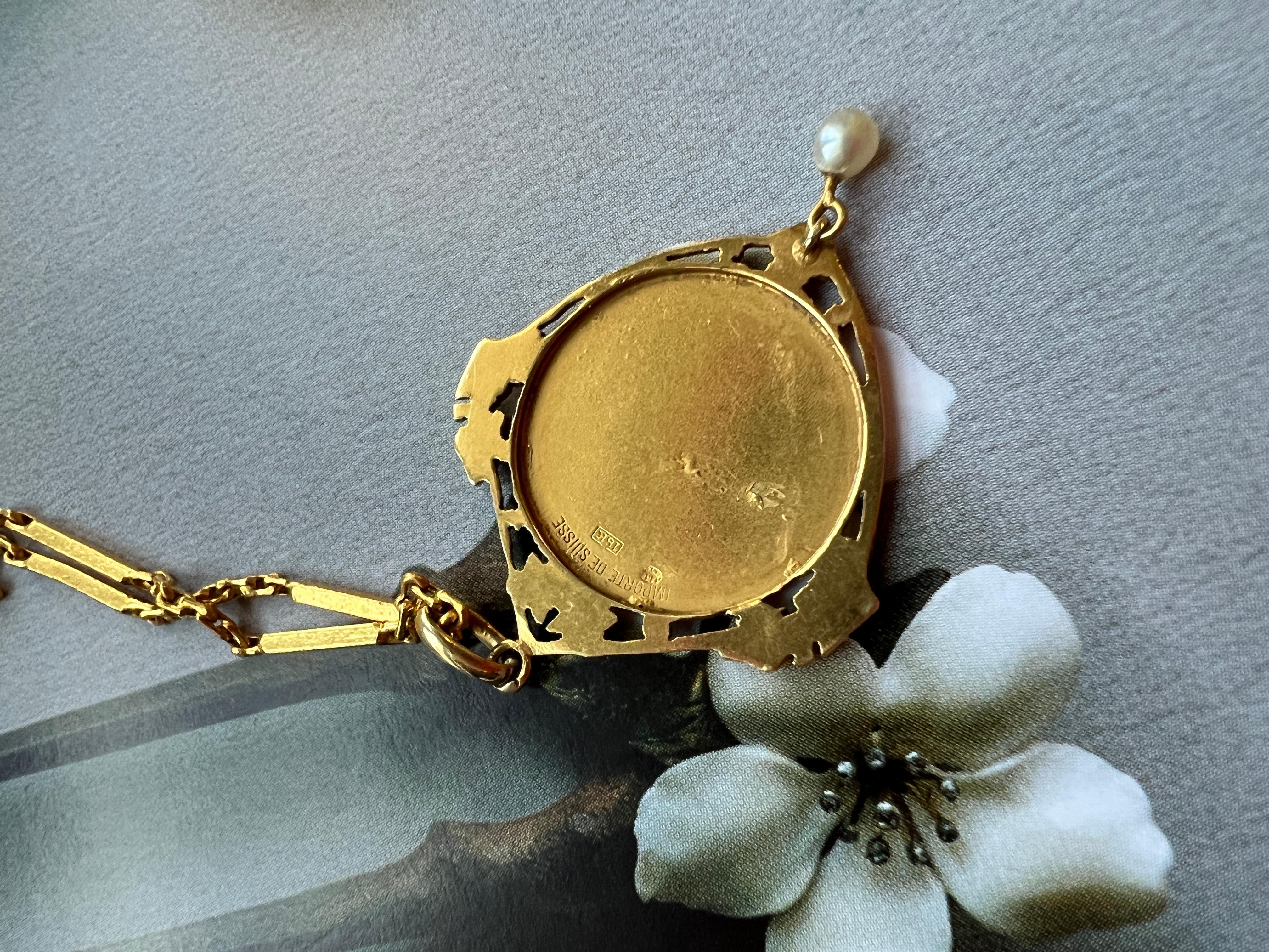 Rare pendentif médaillon Art nouveau en or 18 carats, perle et émail suisse à deux étoiles 1