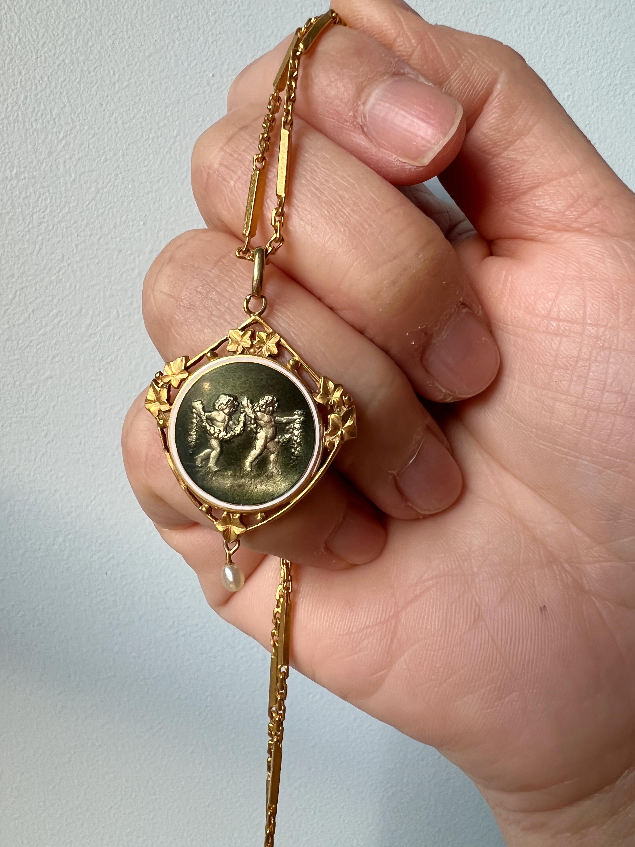 Rare Art Nouveau 18k Gold Pearl Swiss Enamel Twin Star Medal Pendant In Good Condition For Sale In Versailles, FR