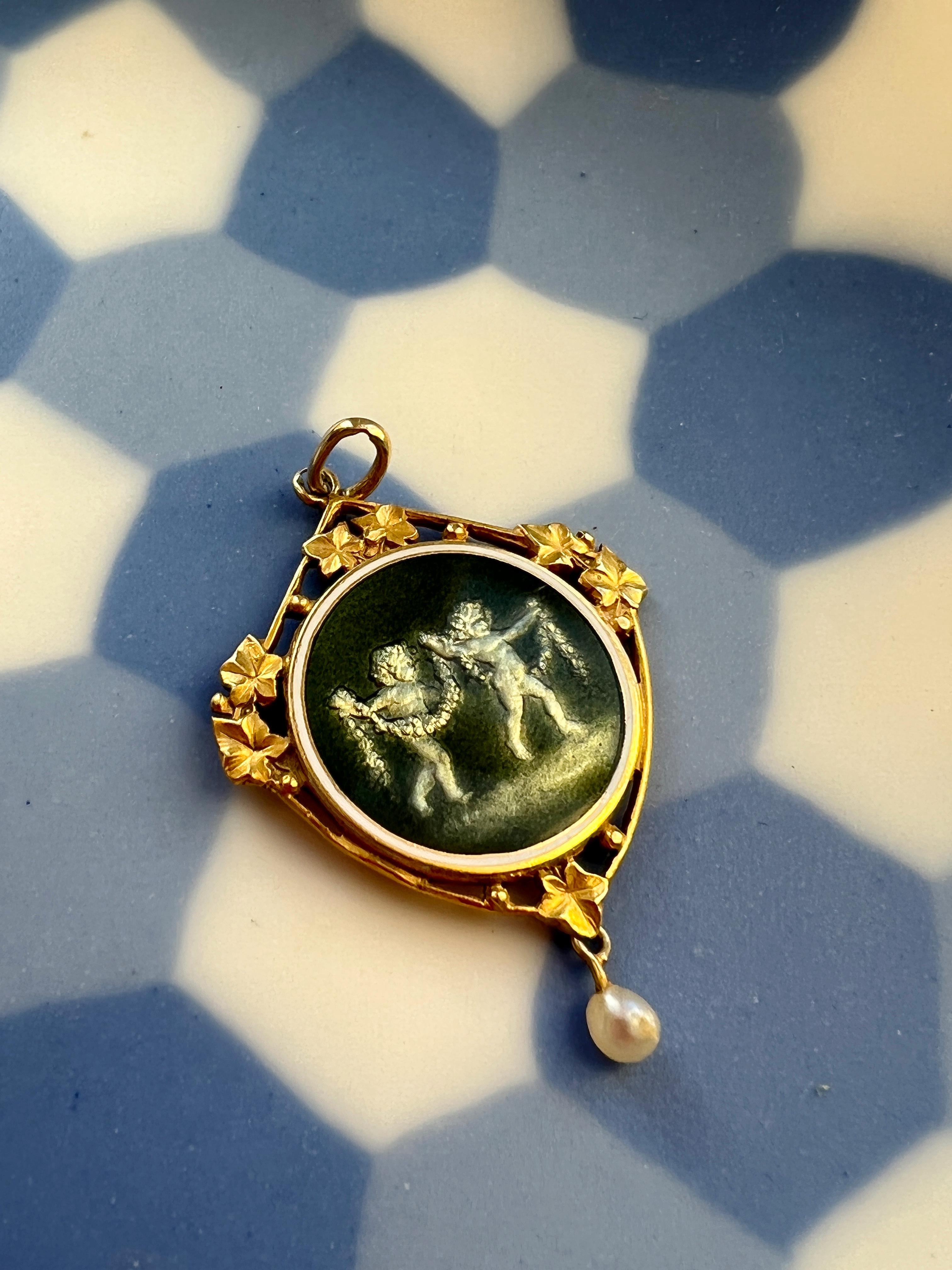 Rare pendentif médaillon Art nouveau en or 18 carats, perle et émail suisse à deux étoiles 4