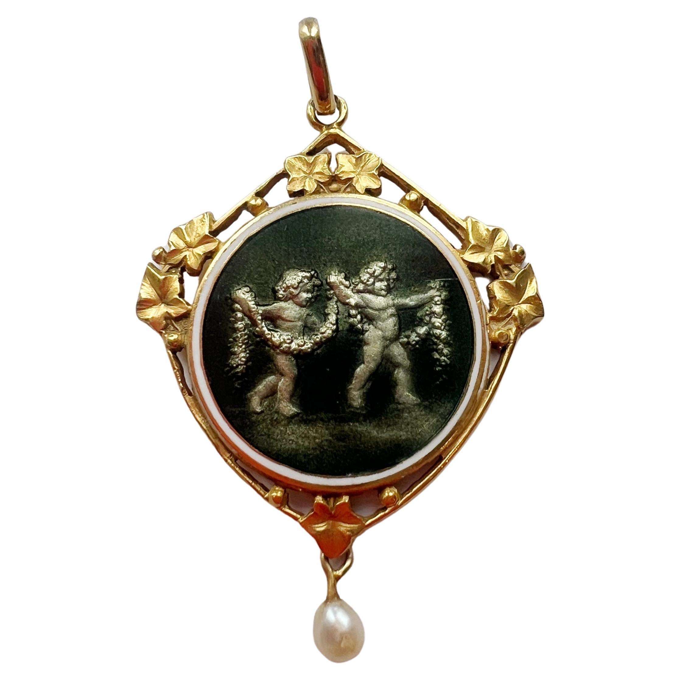 Rare pendentif médaillon Art nouveau en or 18 carats, perle et émail suisse à deux étoiles