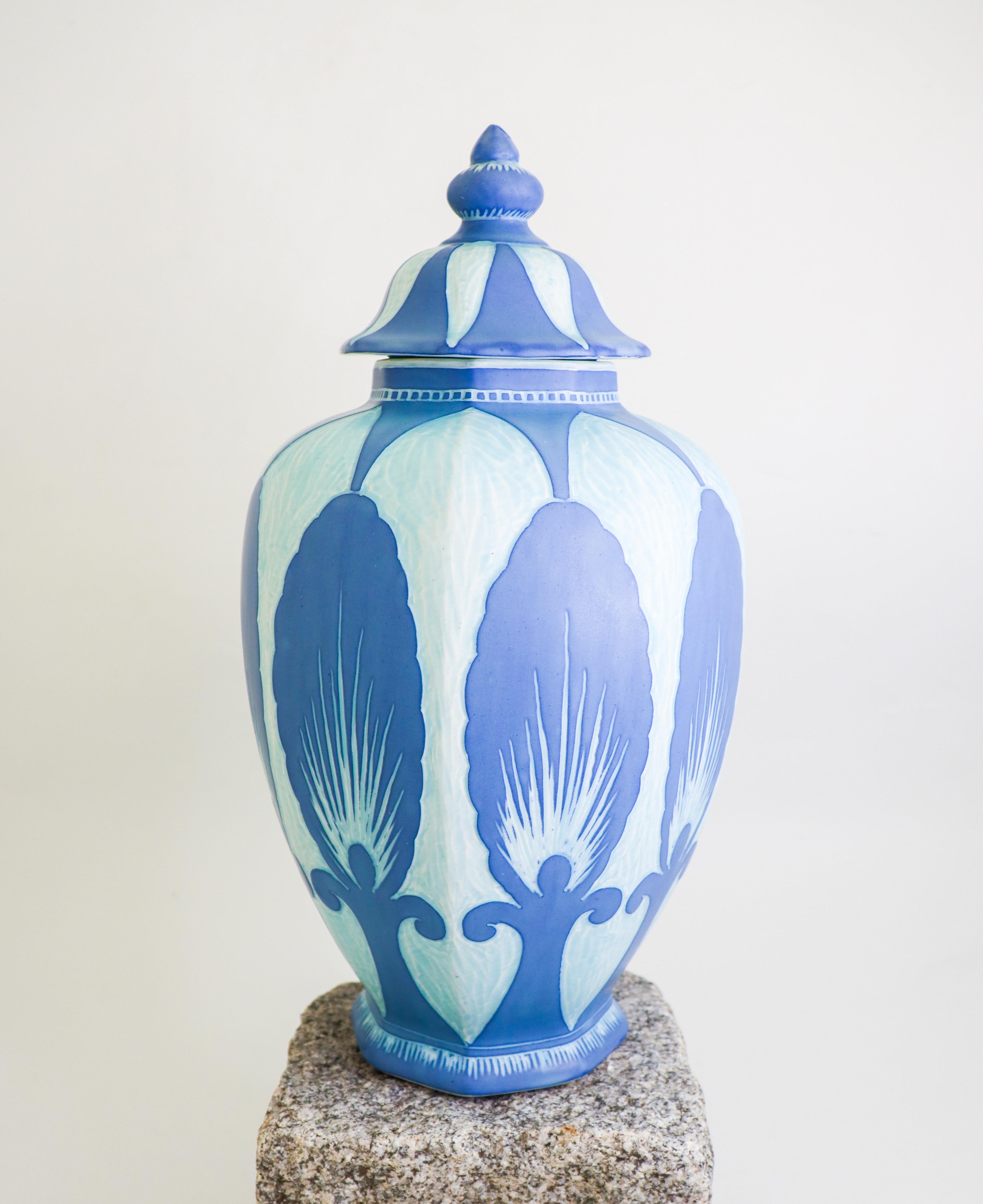 Grande urne à couvercle art nouveau en céramique conçue par Josef Ekberg à Gustavsberg en 1925. L'urne mesure 39 cm de haut, ce qui en fait une pièce unique et spectaculaire de la série Sgrafitto.  