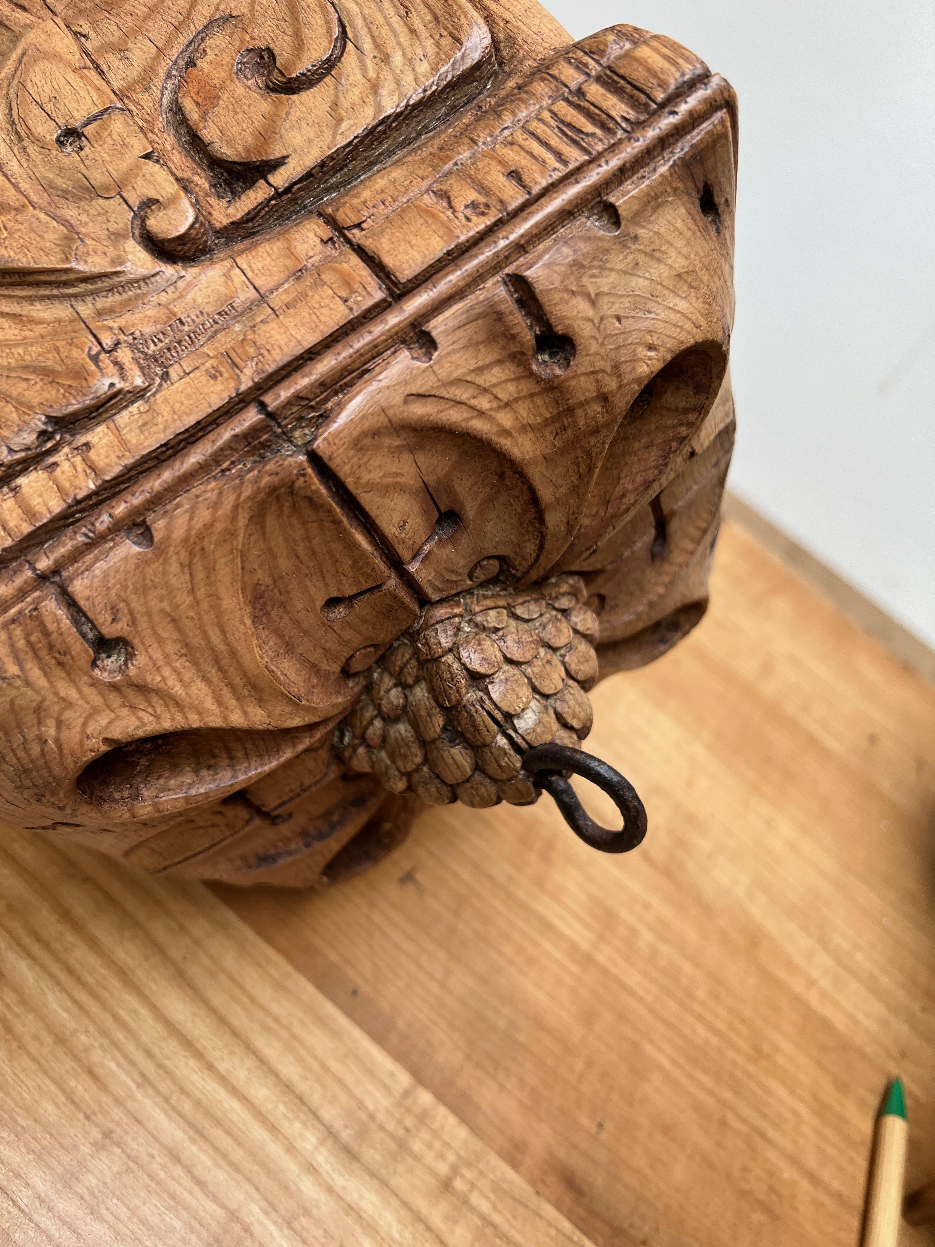 Seltene Eckhalterung / Regal mit Amphictyonis-Maske / Skulptur aus der Art nouveau-Ära im Zustand „Gut“ im Angebot in Lisse, NL
