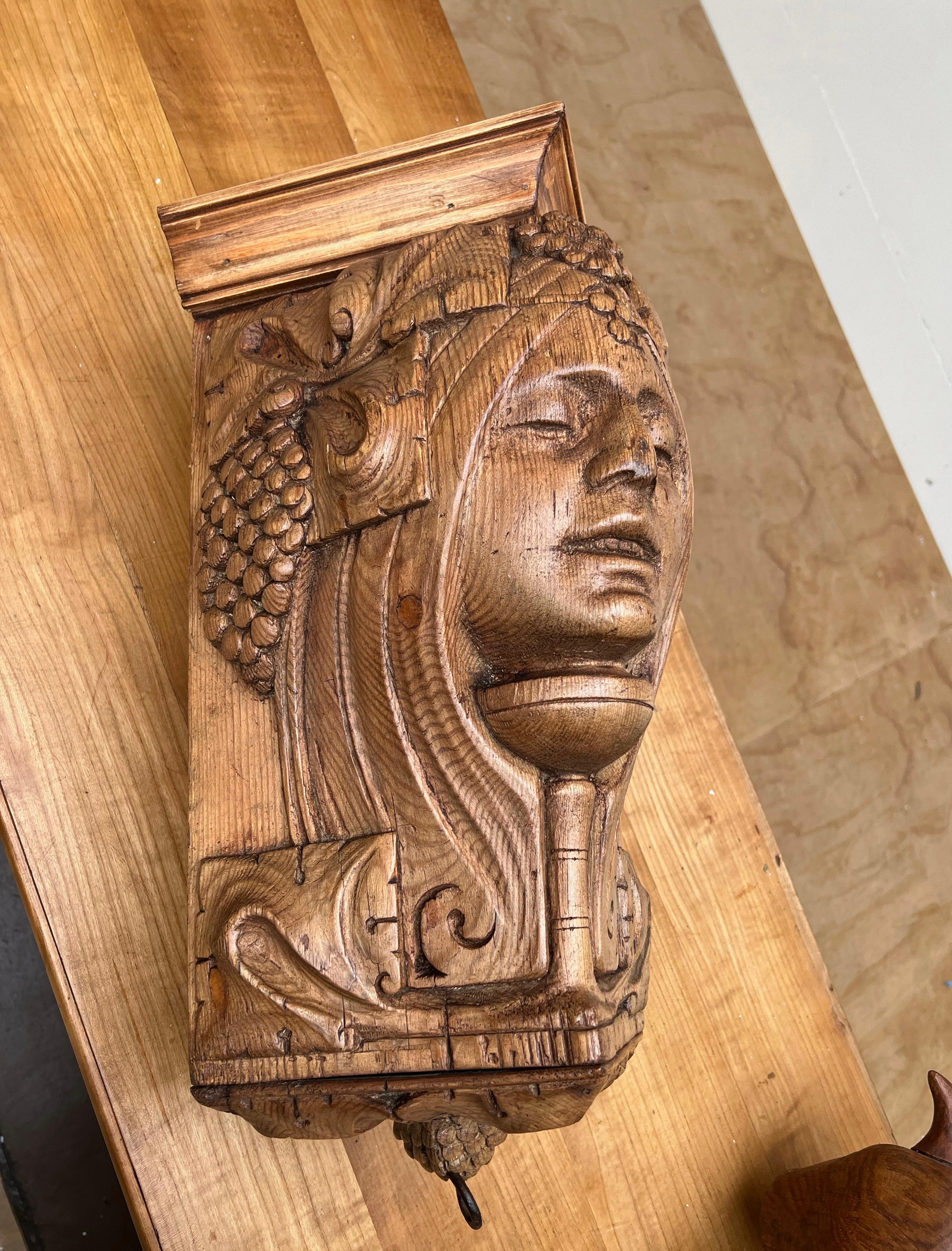 Pin Rare support d'angle / étagère d'angle de l'ère Art nouveau avec masque/sculpture d'Amphictyonis en vente