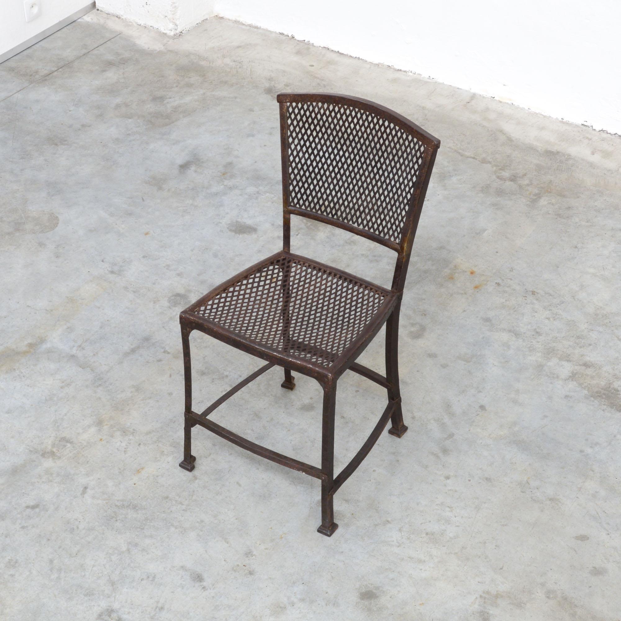 Cette chaise de jardin en fer a été conçue par l'architecte et designer de meubles belge Gustave Serrurier-Bovy pour Serrurier et Cie en 1903. Cette chaise est le seul 