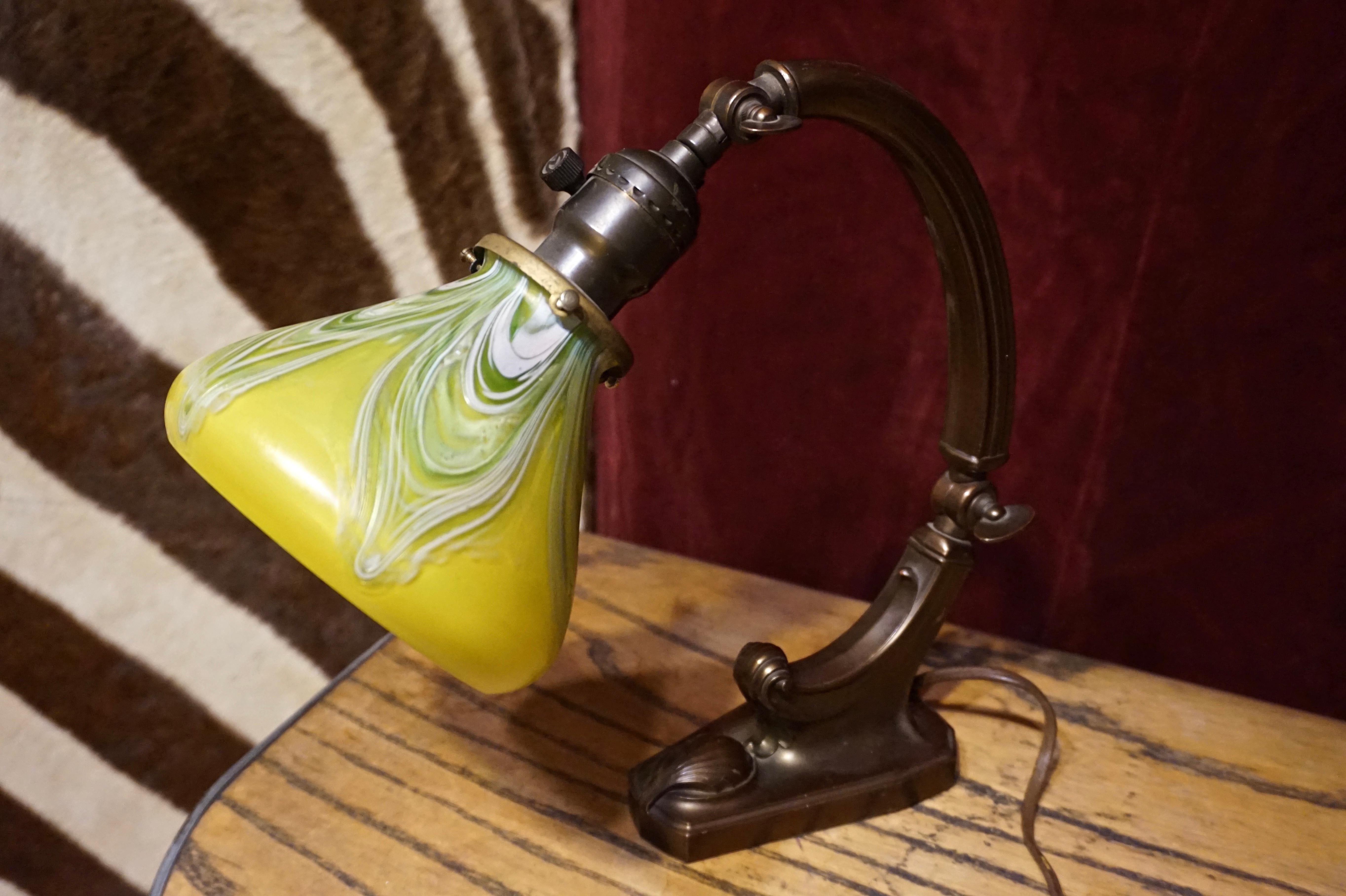 Seltene Jugendstil-Tischlampe aus mundgeblasenem Buntglas und Messing, Deutschland im Angebot 4